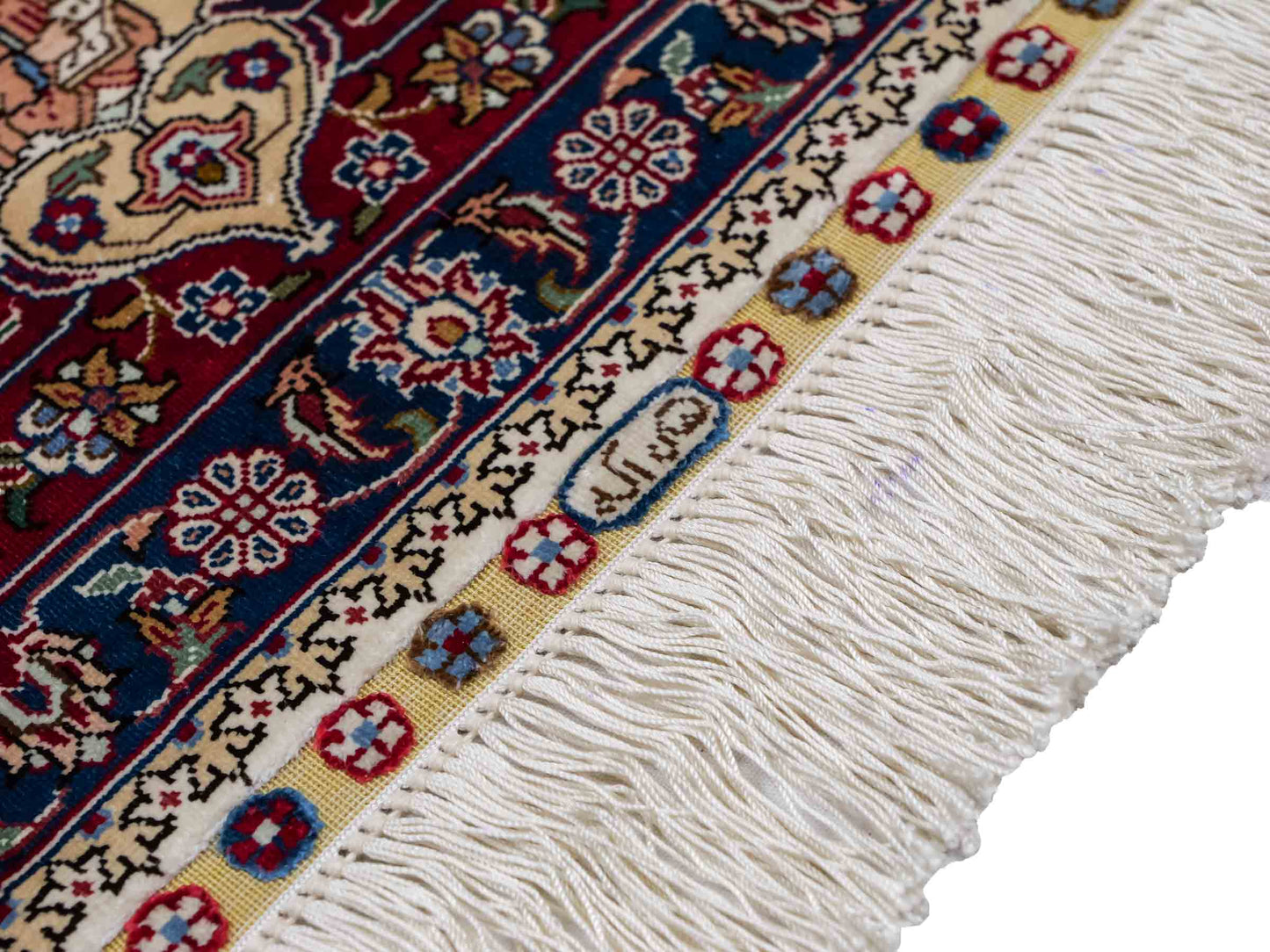 Sehr feiner, handgeknüpfter Khademi Orientteppich mit Ghom Design aus Seide, creme, rot, blau. 140x94 cm. Vertrieb durch Jupiter Intl.