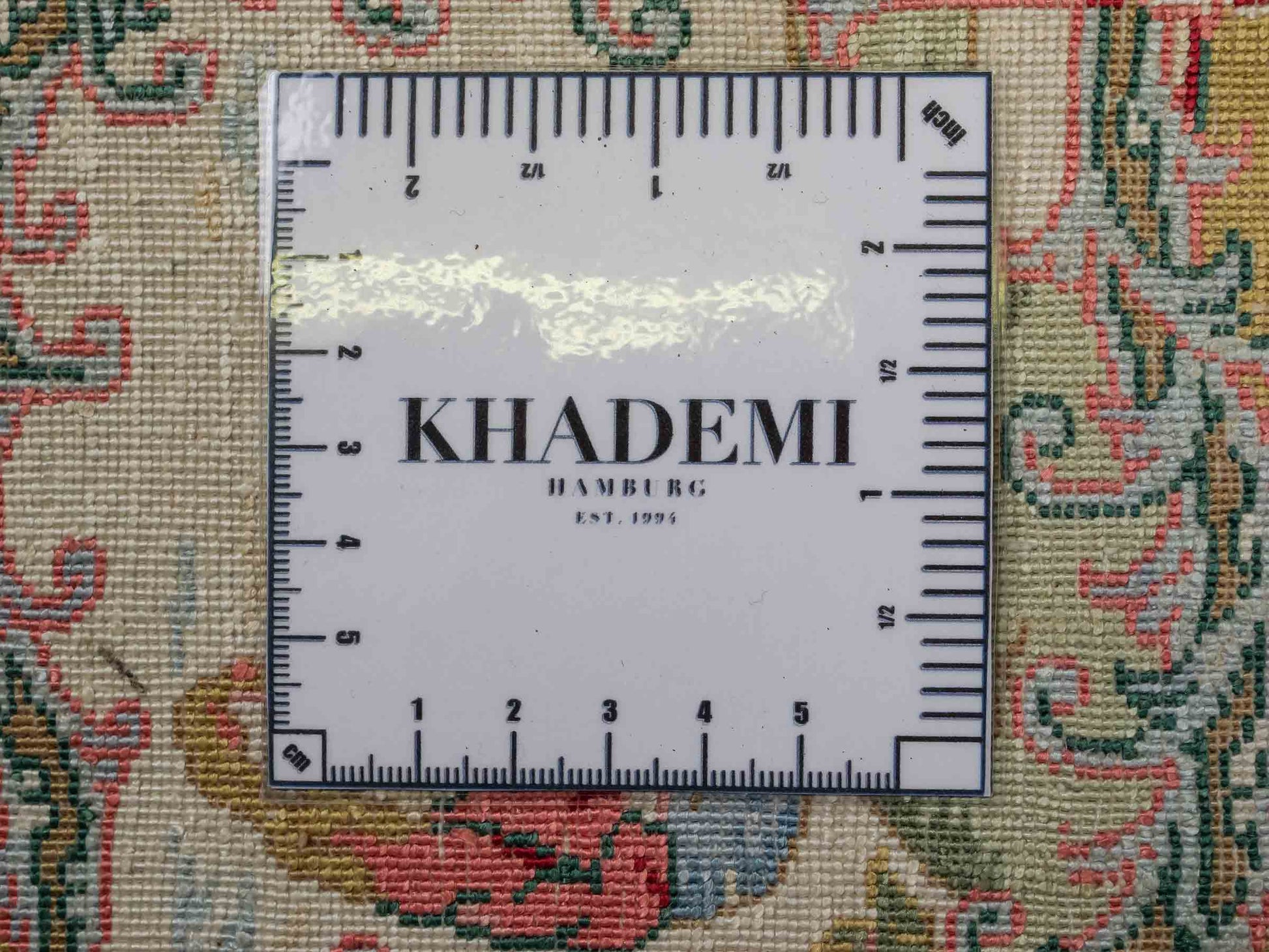 Sehr feiner, handgeknüpfter Khademi Orientteppich mit Ghom Design aus reiner Seide, grün, multicolor. 140x95 cm. Vertrieb durch Jupiter Intl.