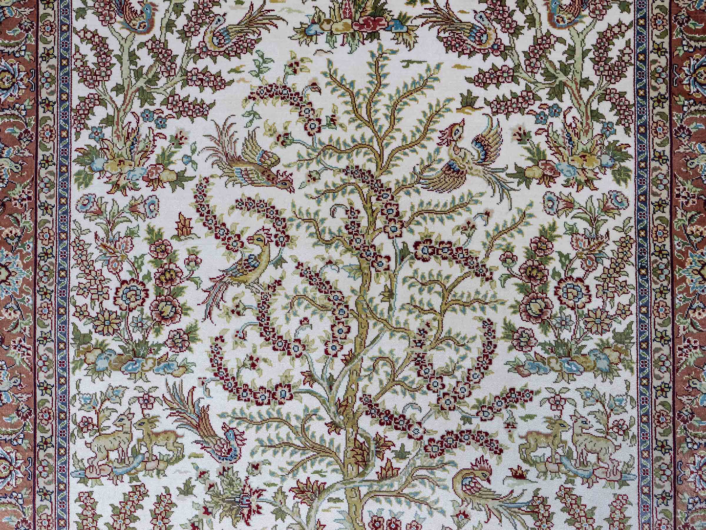 Sehr feiner, handgeknüpfter Khademi Orientteppich mit Ghom Design aus reiner Seide, creme, weiß, rosa. 140x95 cm. Vertrieb durch Jupiter Intl.