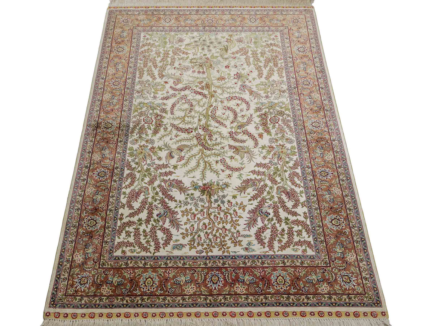 Sehr feiner, handgeknüpfter Khademi Orientteppich mit Ghom Design aus reiner Seide, creme, weiß, rosa. 140x95 cm. Vertrieb durch Jupiter Intl.