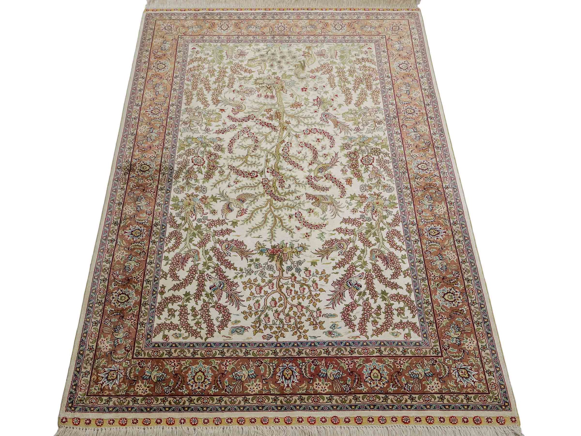 Sehr feiner, handgeknüpfter Khademi Orientteppich mit Ghom  Design aus reiner Seide, creme, weiß, rosa. 140x95 cm. Vertrieb durch Jupiter Intl.