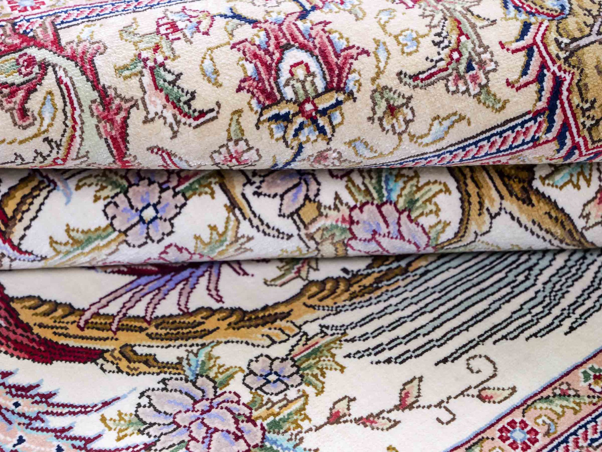 Sehr feiner, handgeknüpfter Khademi Orientteppich mit Ghom Design aus reiner Seide, creme, weiß, braun. 143x94 cm. Vertrieb durch Jupiter Intl.