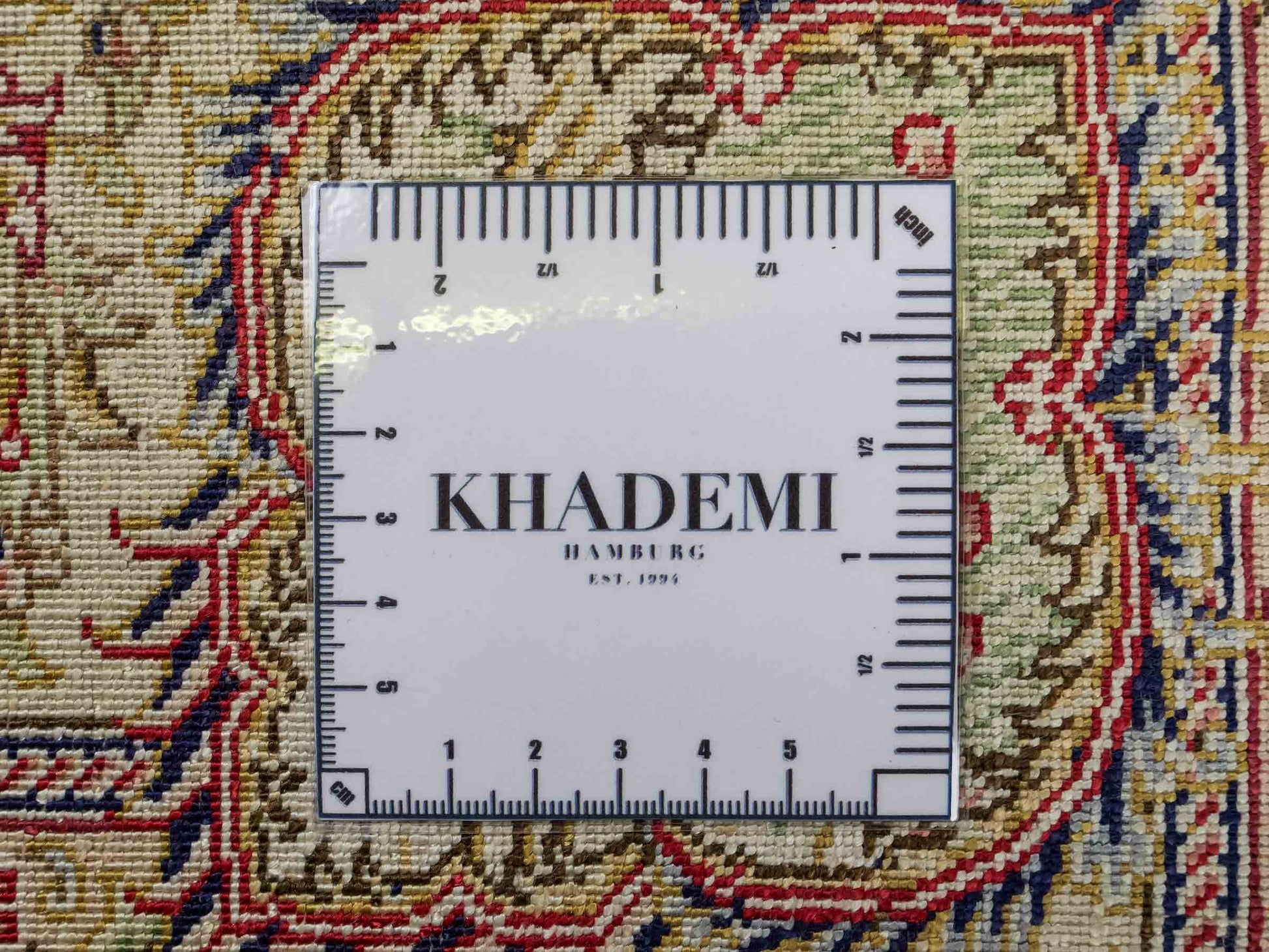 Sehr feiner, handgeknüpfter Khademi Orientteppich mit Ghom Design aus reiner Seide, creme, weiß, braun. 143x94 cm. Vertrieb durch Jupiter Intl.
