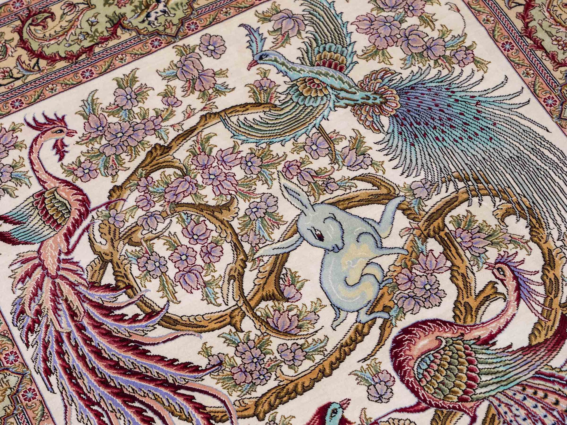 Sehr feiner, handgeknüpfter Khademi Orientteppich mit Ghom Design aus Seide, creme, weiß. 143x94 cm. Vertrieb durch Jupiter Intl.