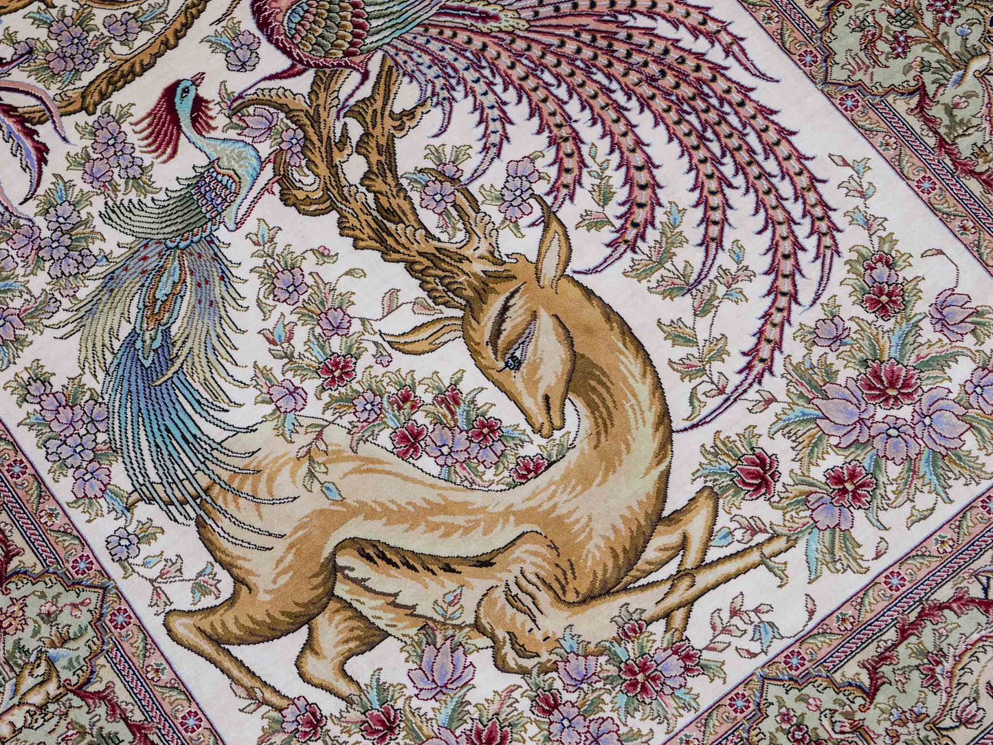 Sehr feiner, handgeknüpfter Khademi Orientteppich mit Ghom Design aus Seide, creme, weiß. 143x94 cm. Vertrieb durch Jupiter Intl.