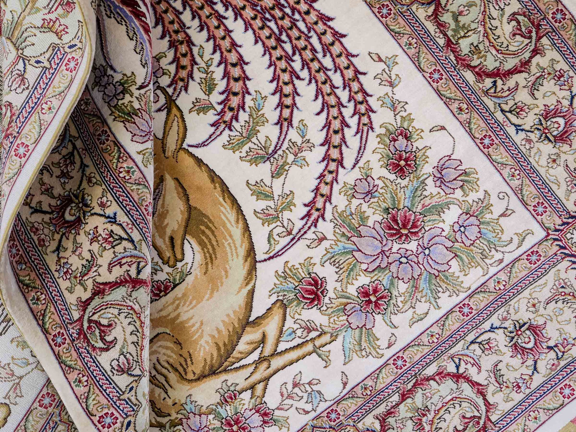 Sehr feiner, handgeknüpfter Khademi Orientteppich mit Ghom Design aus Seide, creme, weiß. 143x94 cm. Vertrieb durch Jupiter Intl.