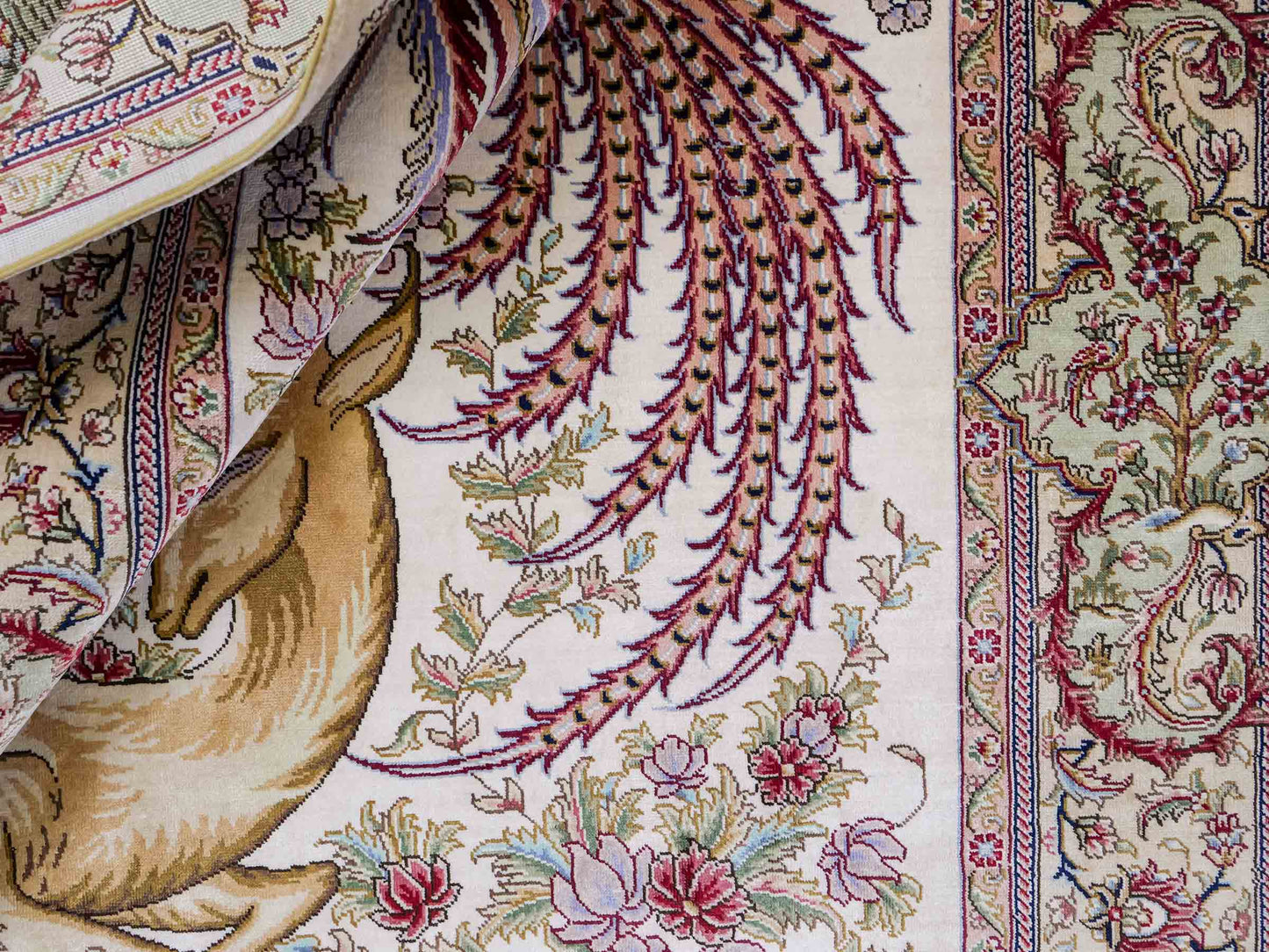 Sehr feiner, handgeknüpfter Khademi Orientteppich mit Ghom Design aus Seide, creme, weiß. 143x94 cm. Vertrieb durch Jupiter Intl.