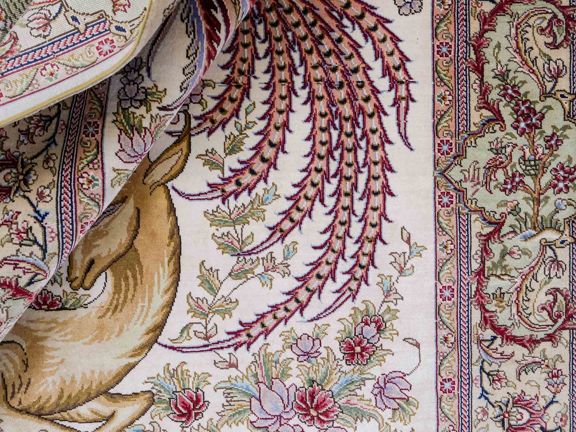 Sehr feiner, handgeknüpfter Khademi Orientteppich mit Ghom Design aus Seide, creme, weiß. 143x94 cm. Vertrieb durch Jupiter Intl.