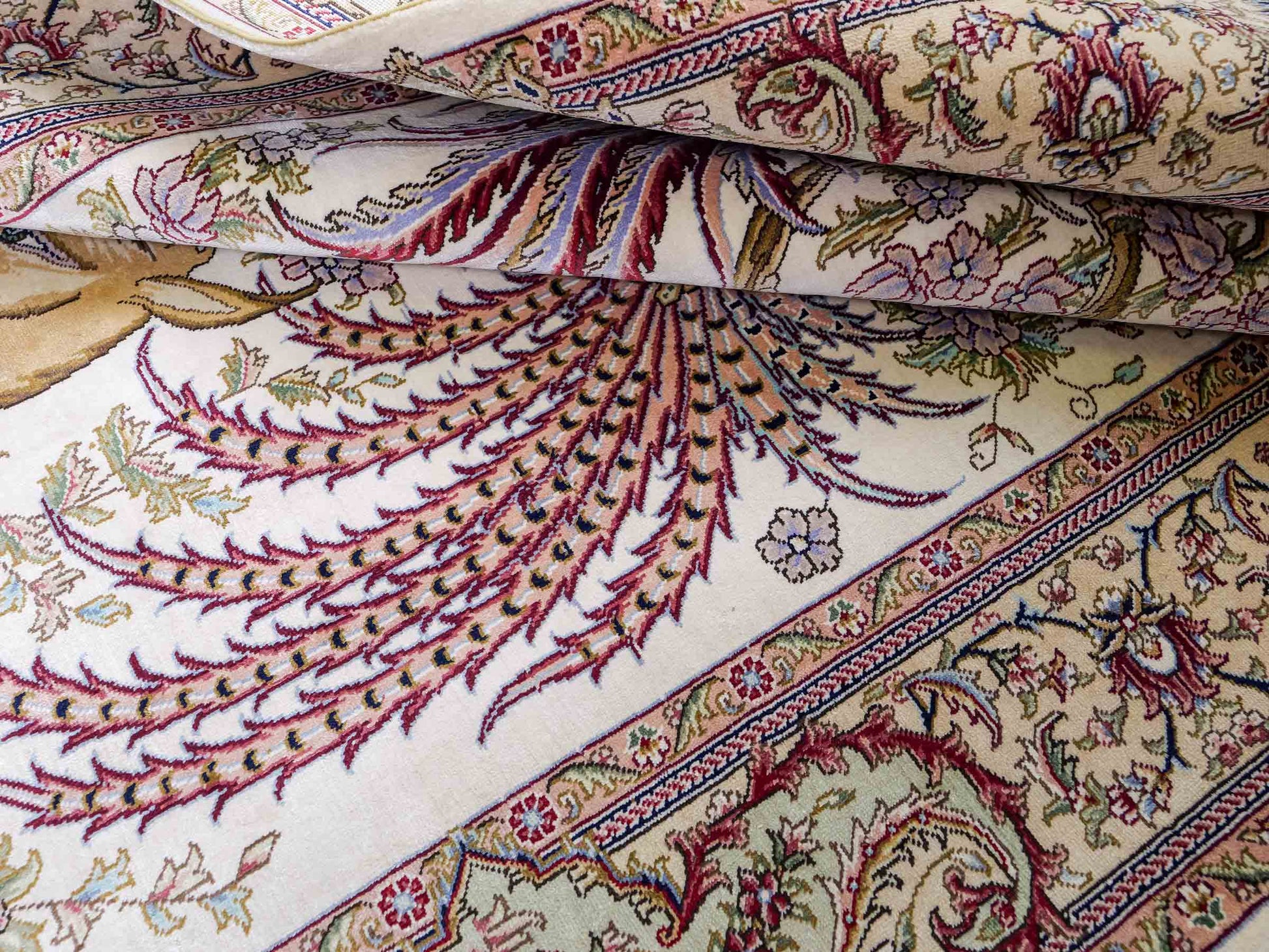 Sehr feiner, handgeknüpfter Khademi Orientteppich mit Ghom Design aus Seide, creme, weiß. 143x94 cm. Vertrieb durch Jupiter Intl.