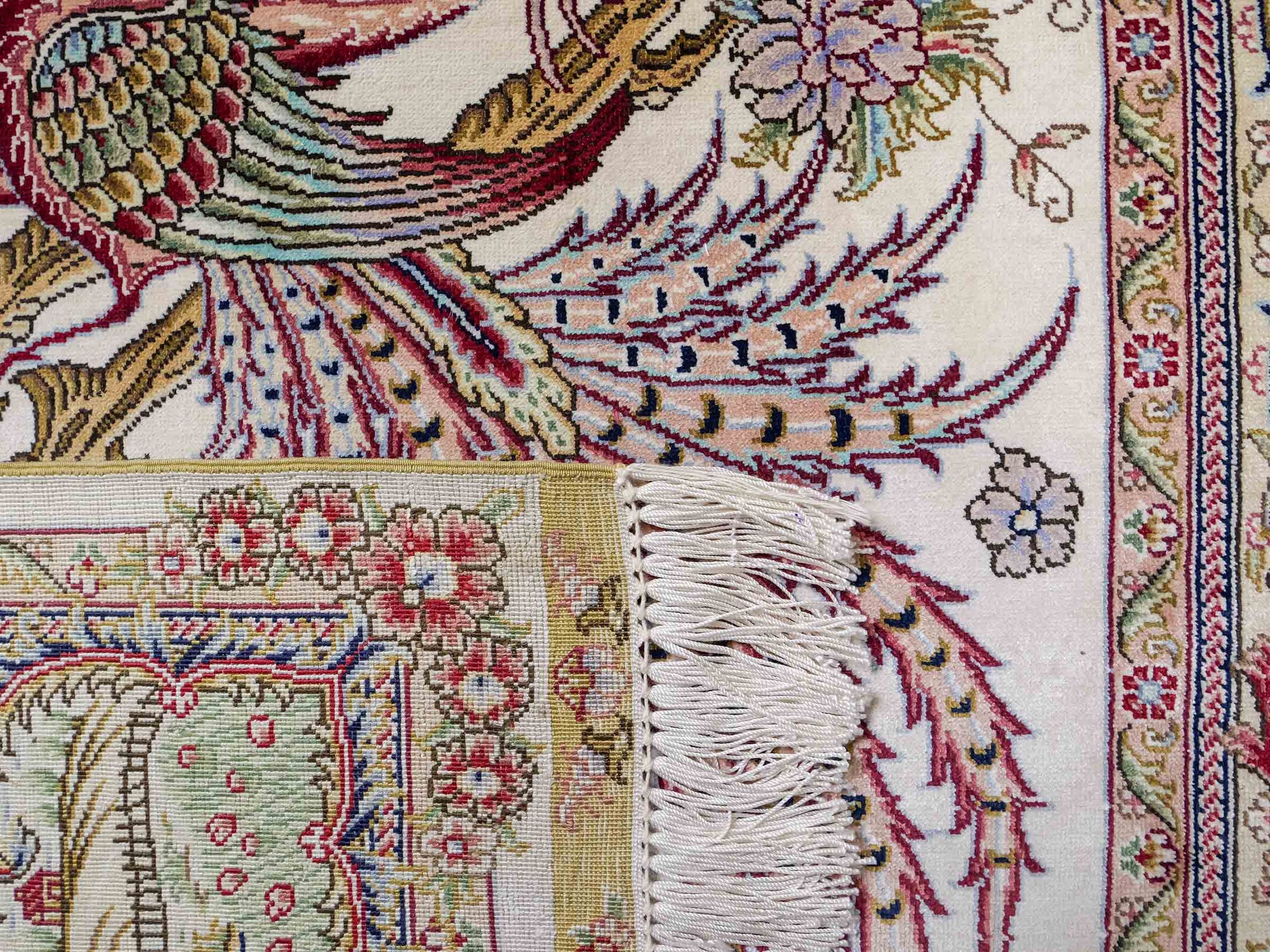 Sehr feiner, handgeknüpfter Khademi Orientteppich mit Ghom Design aus Seide, creme, weiß. 143x94 cm. Vertrieb durch Jupiter Intl.