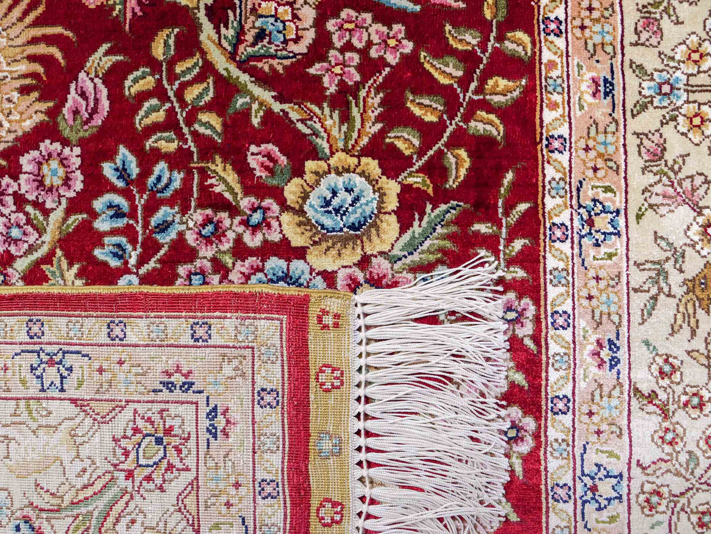 Sehr feiner, handgeknüpfter Khademi Orientteppich mit Ghom Design aus reiner Seide, rot, beige, creme. 153x95 cm. Vertrieb durch Jupiter Intl.