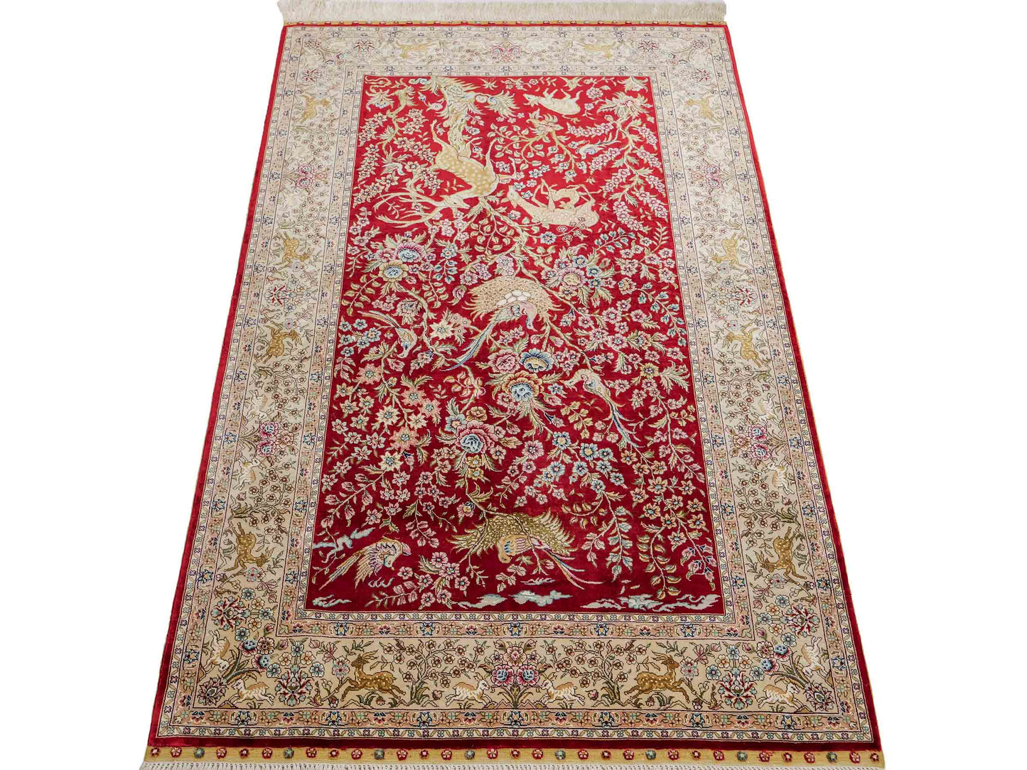 Sehr feiner, handgeknüpfter Khademi Orientteppich mit Ghom Design aus reiner Seide, rot, beige, creme. 153x95 cm. Vertrieb durch Jupiter Intl.