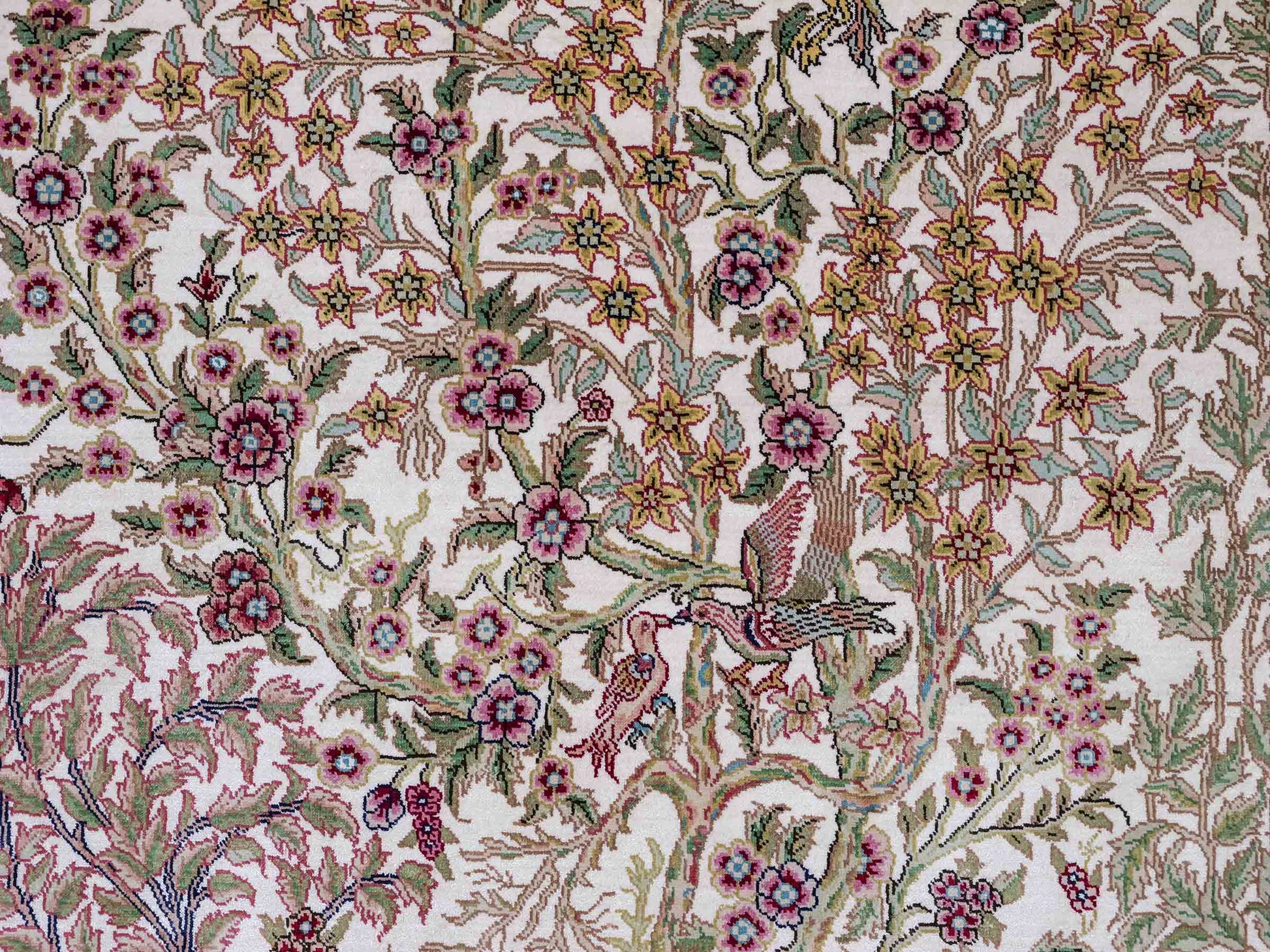 Sehr feiner, handgeknüpfter Khademi Ghom Orientteppich aus Seide, creme. 154x94 cm. Vertrieb durch Jupiter Intl.
