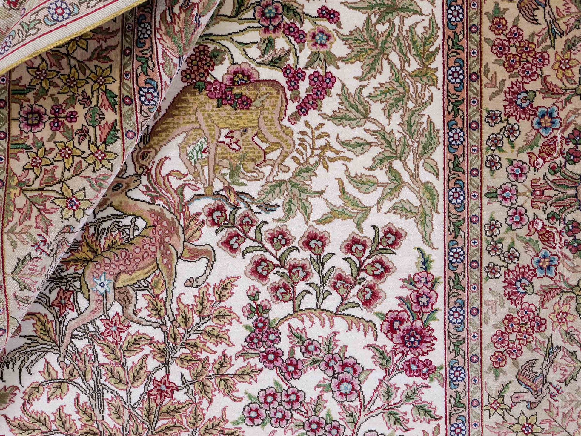 Sehr feiner, handgeknüpfter Khademi Ghom Orientteppich aus Seide, creme. 154x94 cm. Vertrieb durch Jupiter Intl.