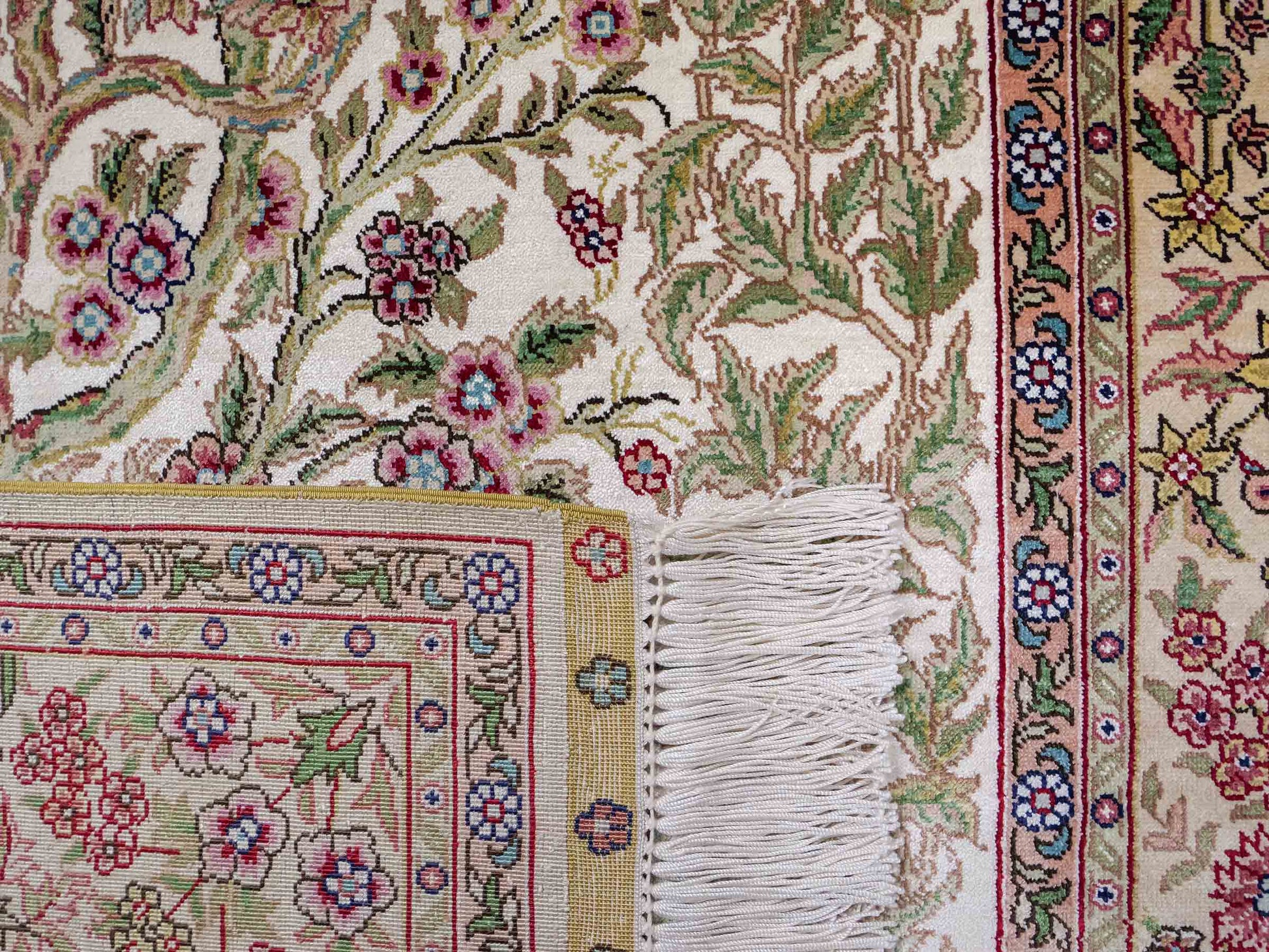 Sehr feiner, handgeknüpfter Khademi Ghom Orientteppich aus Seide, creme. 154x94 cm. Vertrieb durch Jupiter Intl.