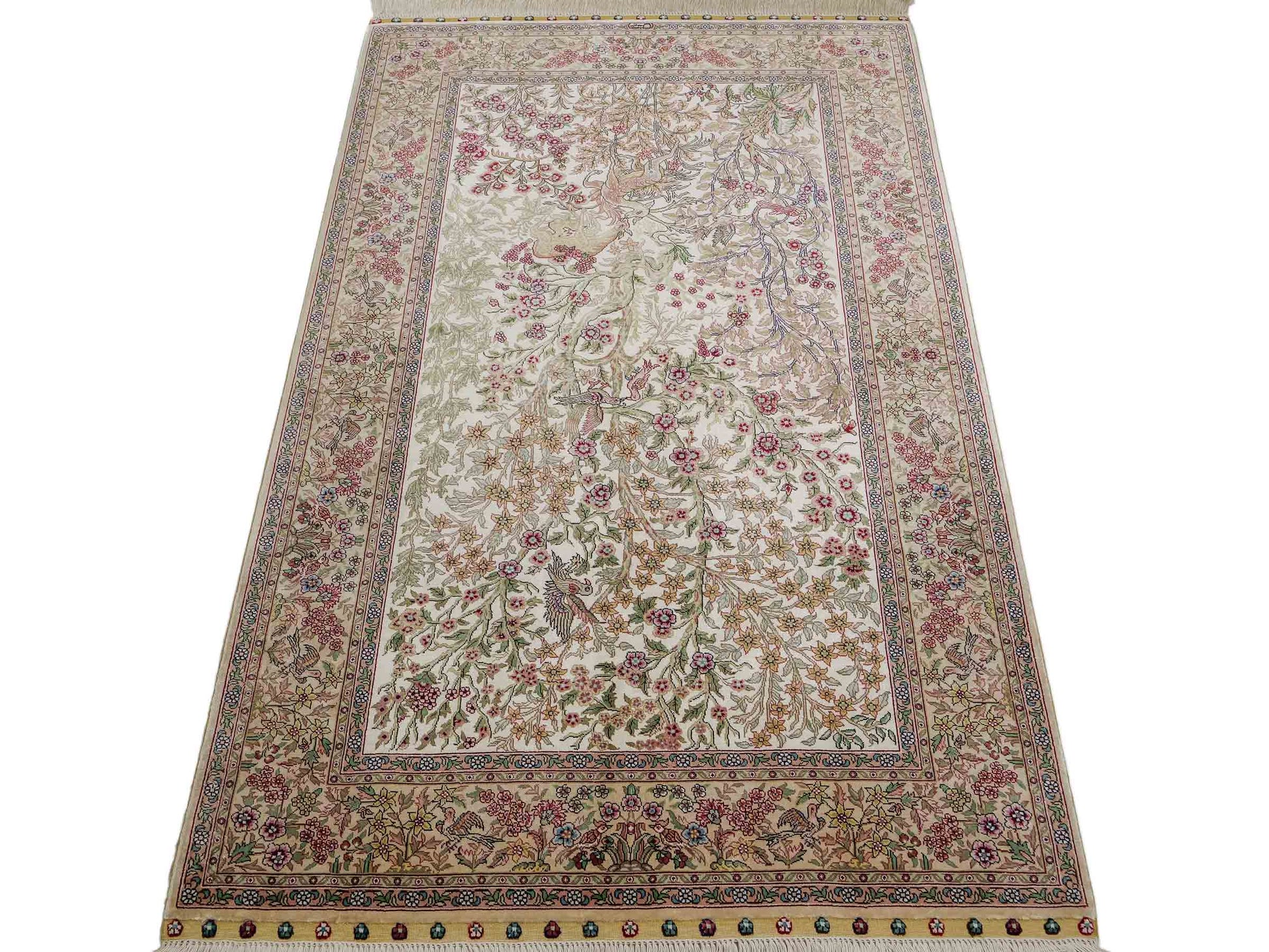 Sehr feiner, handgeknüpfter Khademi Ghom Orientteppich aus Seide, creme. 154x94 cm. Vertrieb durch Jupiter Intl.