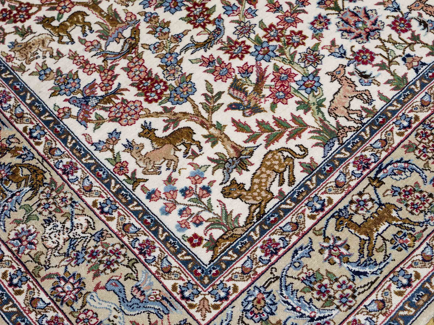 Sehr feiner, handgeknüpfter Khademi Ghom Orientteppich aus Seide, weiß, blau. 154x94 cm. Vertrieb durch Jupiter Intl.