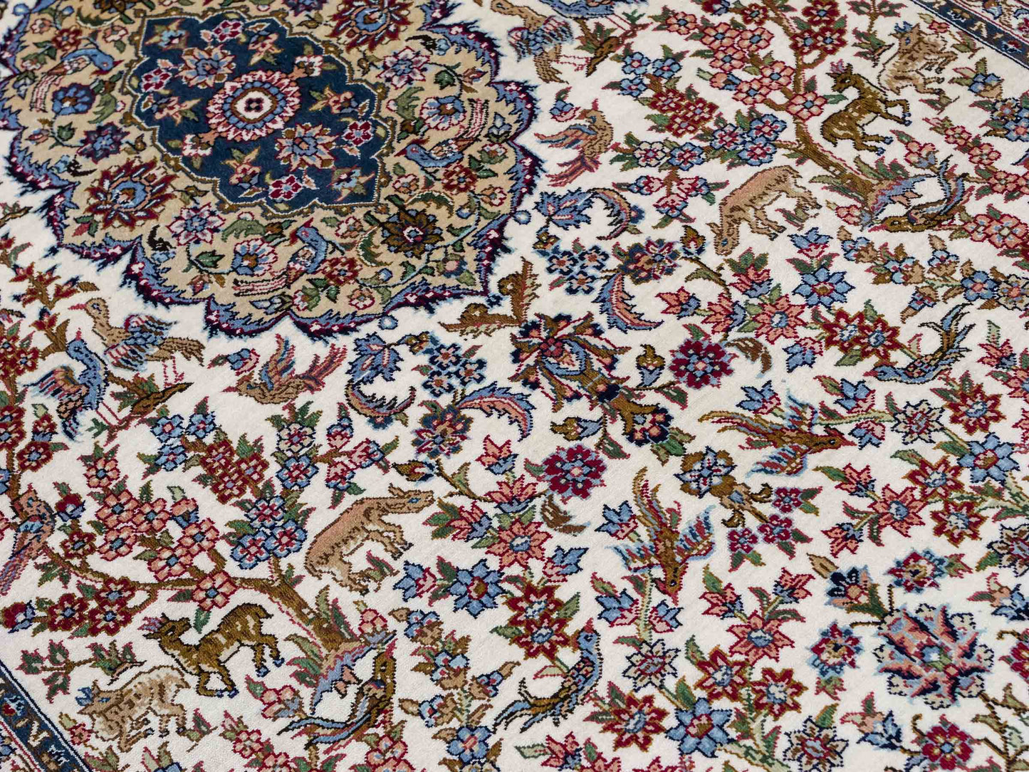 Sehr feiner, handgeknüpfter Khademi Ghom Orientteppich aus Seide, weiß, blau. 154x94 cm. Vertrieb durch Jupiter Intl.