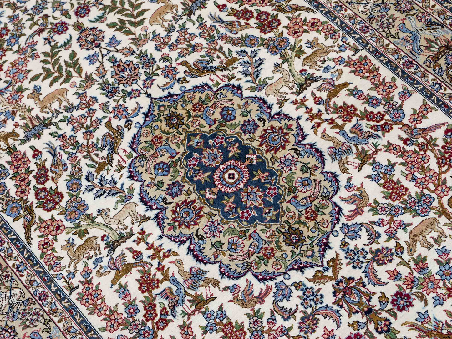 Sehr feiner, handgeknüpfter Khademi Ghom Orientteppich aus Seide, weiß, blau. 154x94 cm. Vertrieb durch Jupiter Intl.