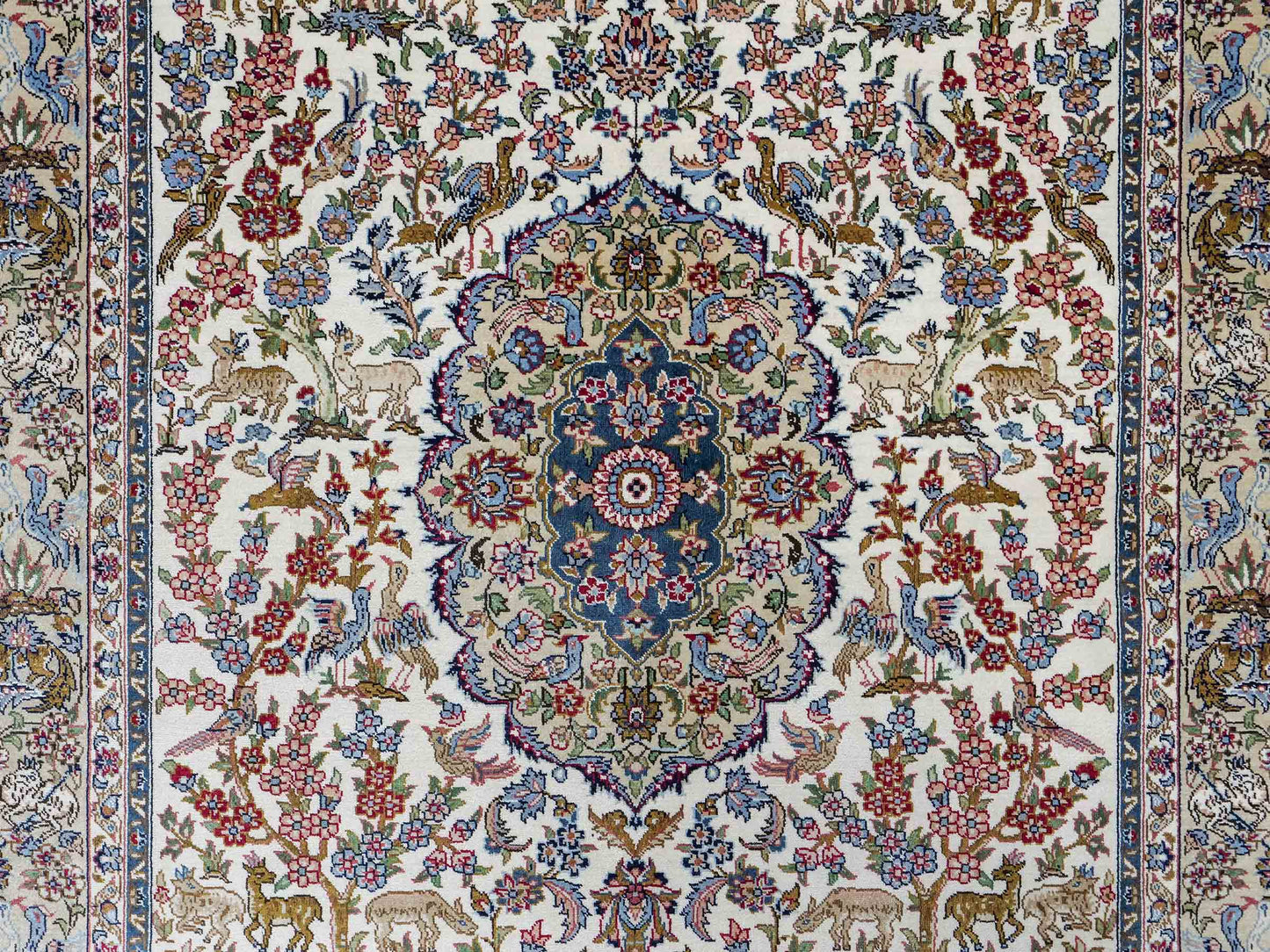 Sehr feiner, handgeknüpfter Khademi Ghom Orientteppich aus Seide, weiß, blau. 154x94 cm. Vertrieb durch Jupiter Intl.