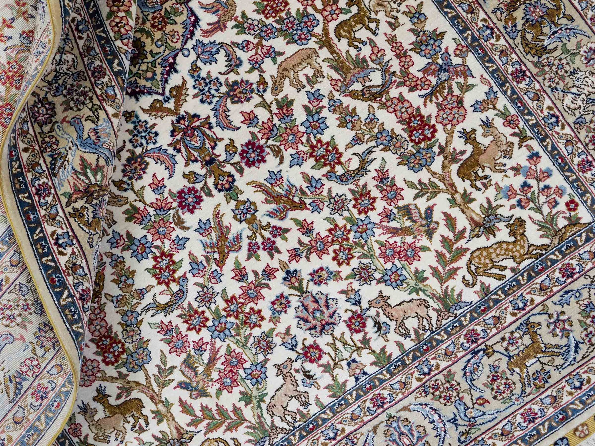 Sehr feiner, handgeknüpfter Khademi Ghom Orientteppich aus Seide, weiß, blau. 154x94 cm. Vertrieb durch Jupiter Intl.