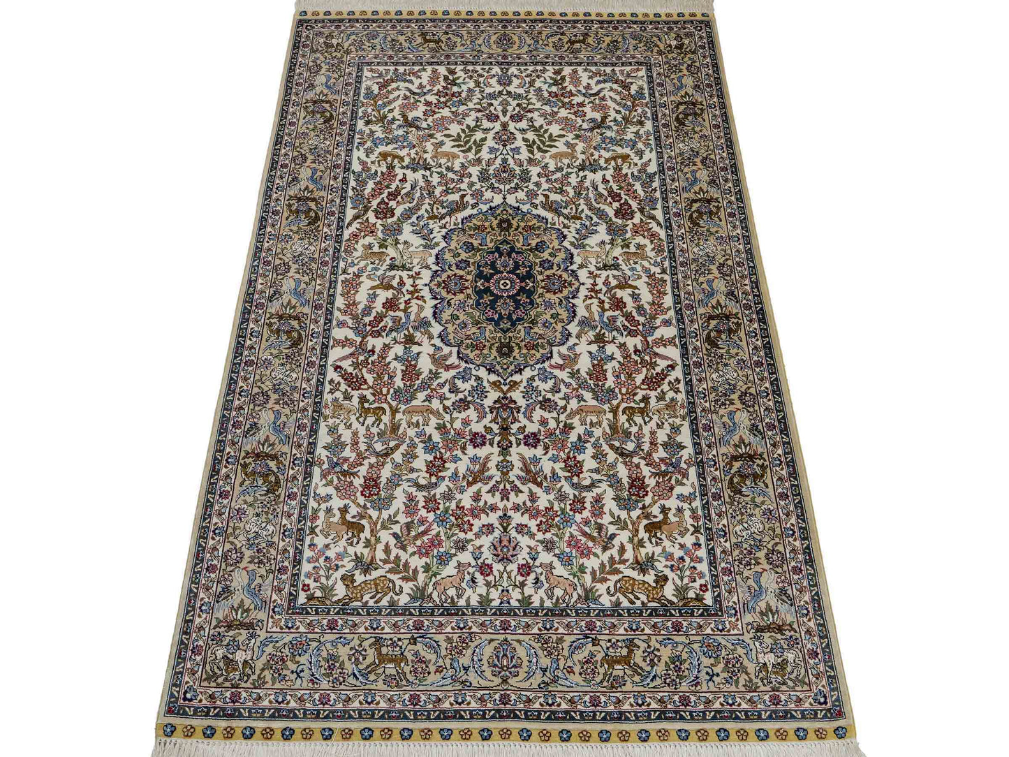 Sehr feiner, handgeknüpfter Khademi Ghom Orientteppich aus Seide, weiß, blau. 154x94 cm. Vertrieb durch Jupiter Intl.