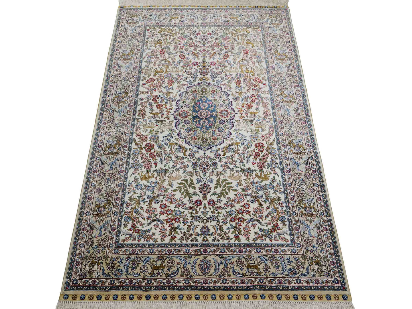 Sehr feiner, handgeknüpfter Khademi Ghom Orientteppich aus Seide, weiß, blau. 154x94 cm. Vertrieb durch Jupiter Intl.