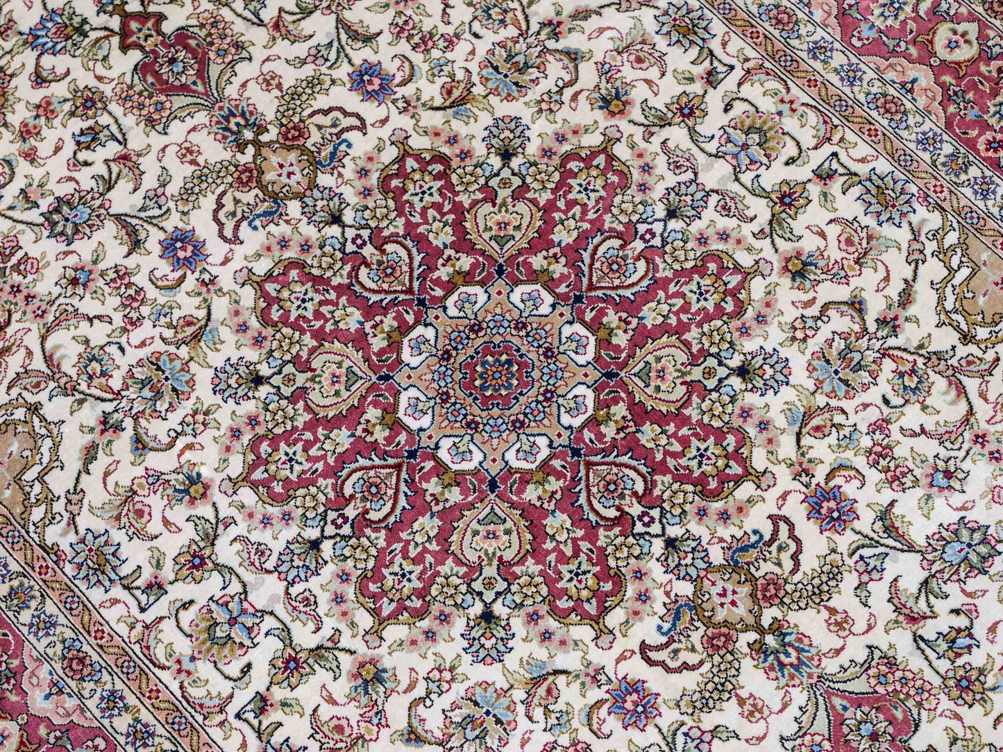 Sehr feiner, handgeknüpfter Khademi Ghom Orientteppich aus Seide, creme, rosa. 154x95 cm. Vertrieb durch Jupiter Intl.