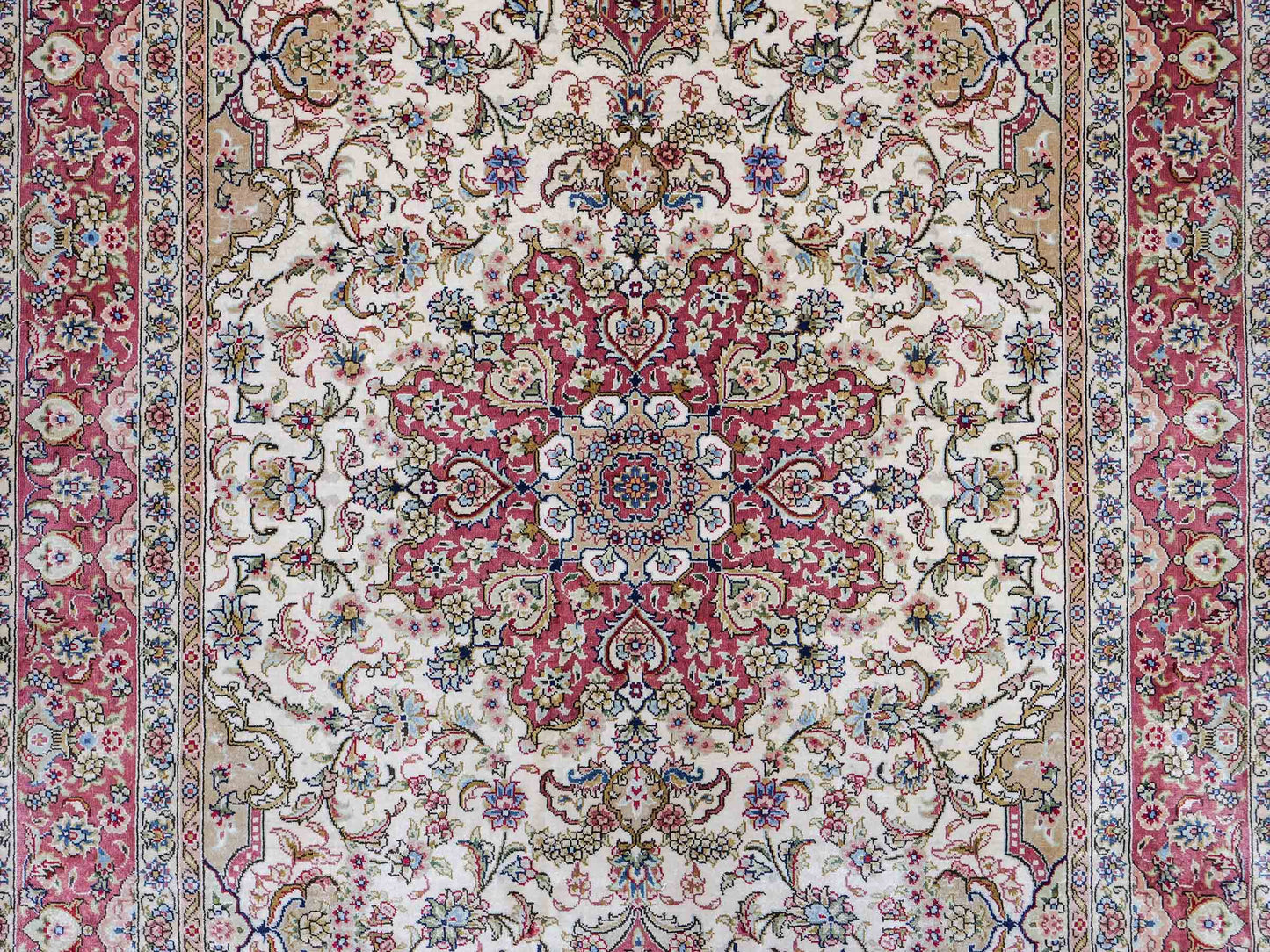 Sehr feiner, handgeknüpfter Khademi Ghom Orientteppich aus Seide, creme, rosa. 154x95 cm. Vertrieb durch Jupiter Intl.