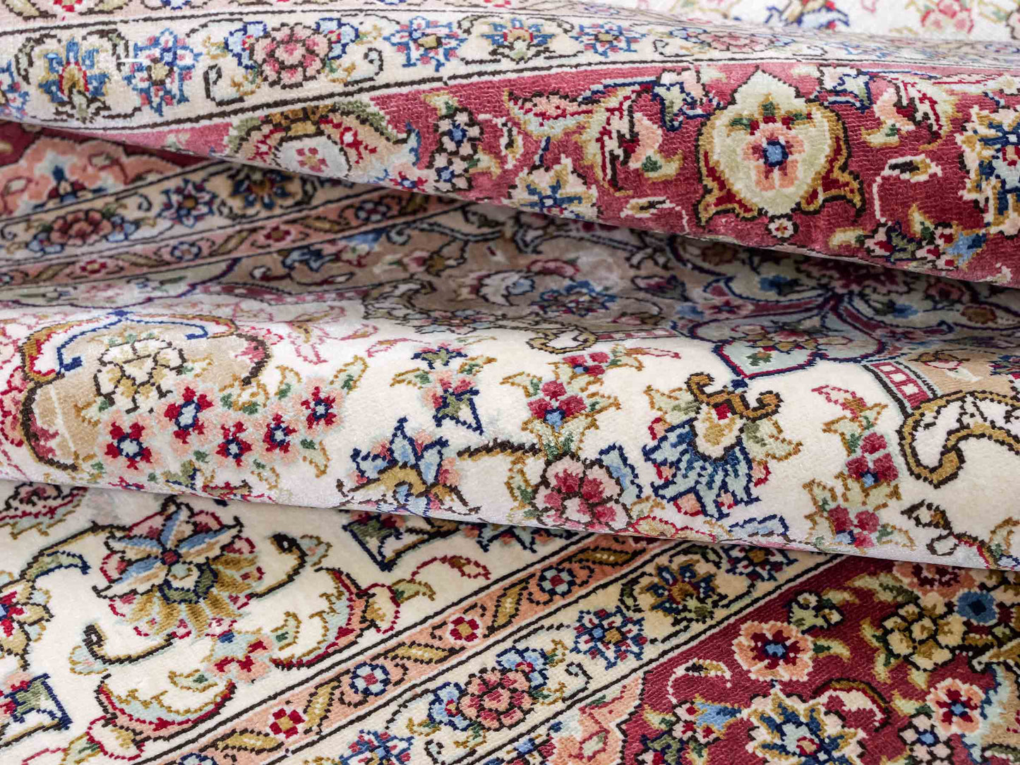 Sehr feiner, handgeknüpfter Khademi Ghom Orientteppich aus Seide, creme, rosa. 154x95 cm. Vertrieb durch Jupiter Intl.