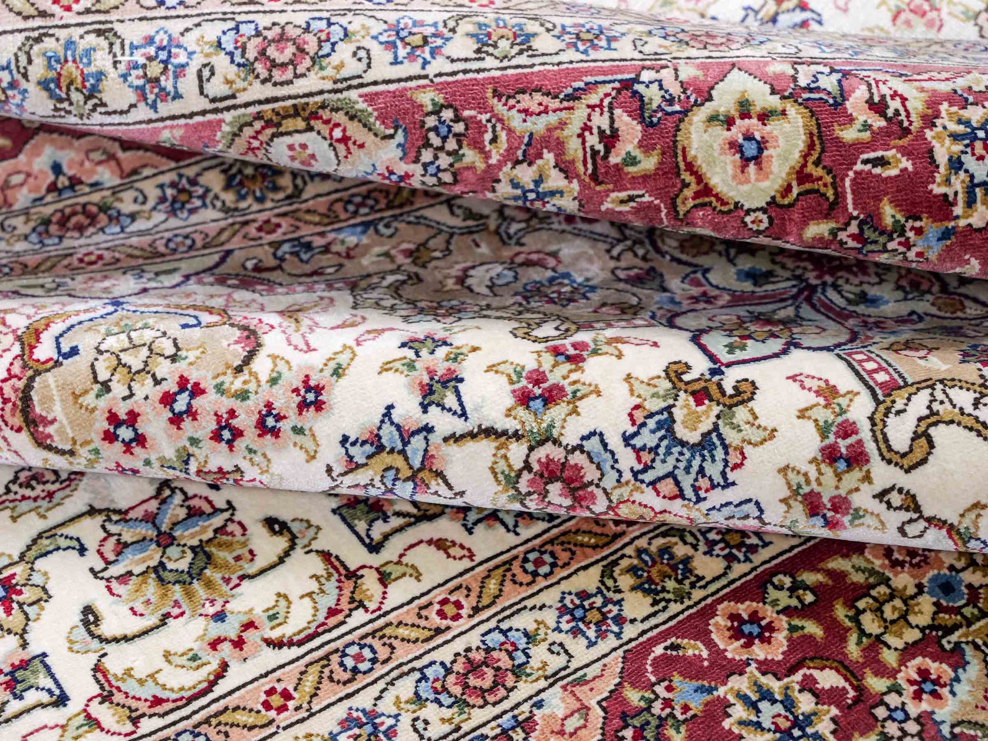 Sehr feiner, handgeknüpfter Khademi Ghom Orientteppich aus Seide, creme, rosa. 154x95 cm. Vertrieb durch Jupiter Intl.