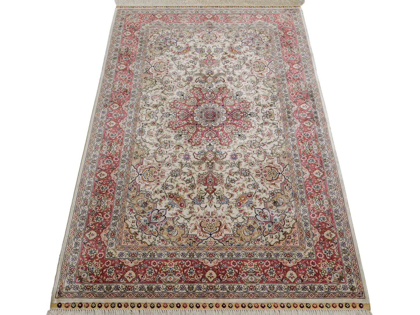 Sehr feiner, handgeknüpfter Khademi Ghom Orientteppich aus Seide, creme, rosa. 154x95 cm. Vertrieb durch Jupiter Intl.