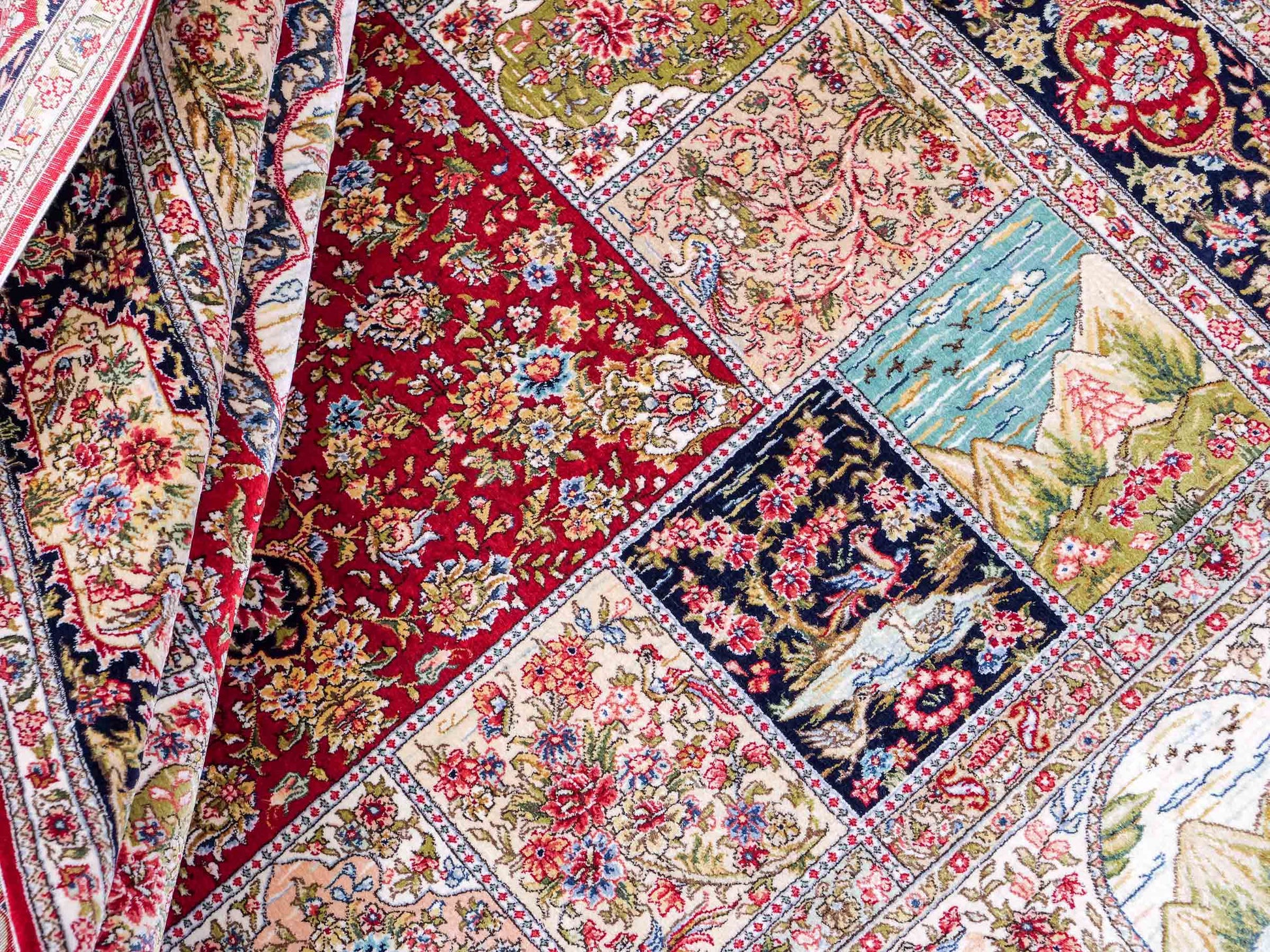 Extrem feiner, handgeknüpfter Khademi Ghom Orientteppich aus Seide, rot, blau, multicolor. 155x93 cm. Vertrieb durch Jupiter Intl.