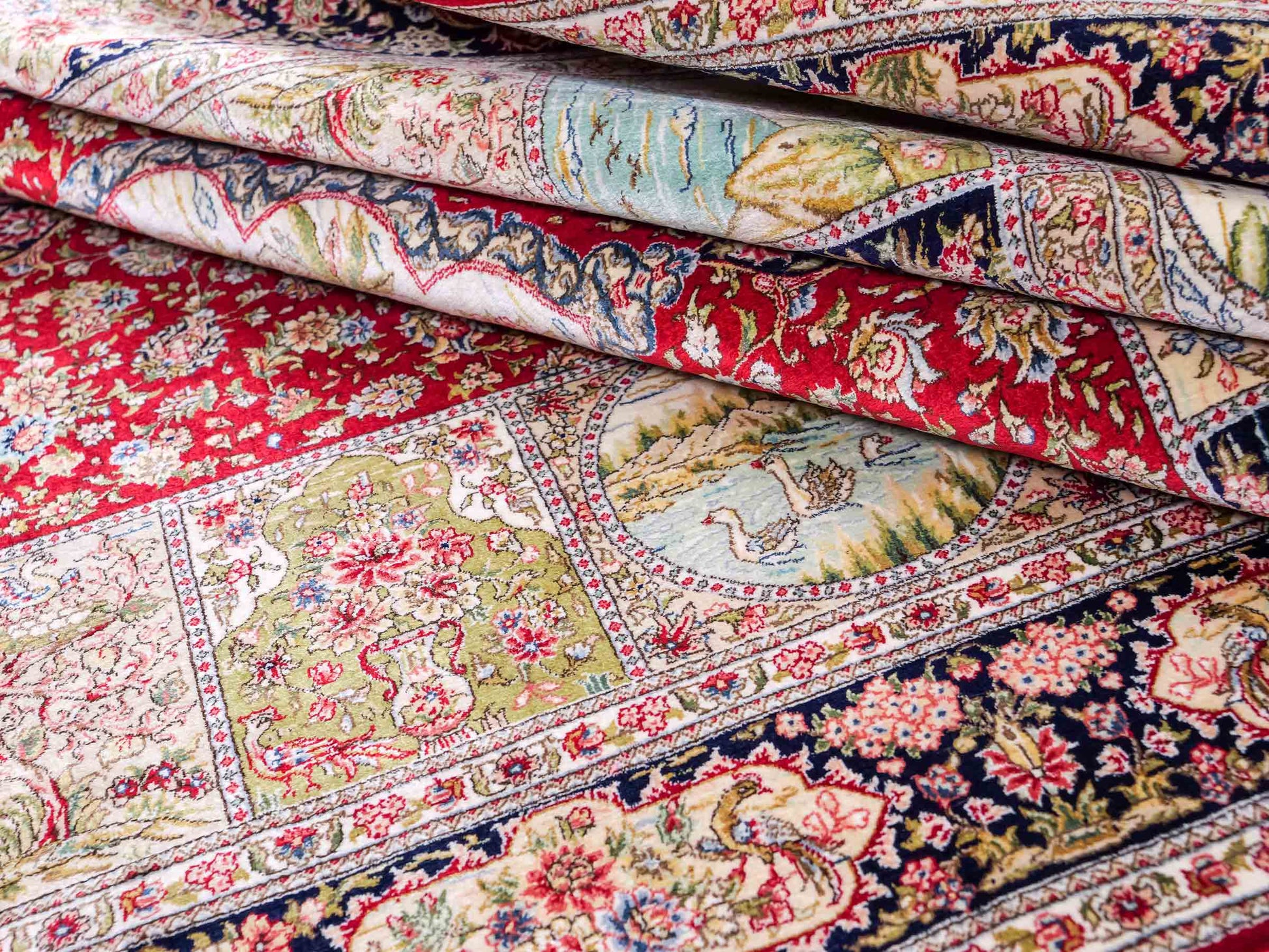 Extrem feiner, handgeknüpfter Khademi Ghom Orientteppich aus Seide, rot, blau, multicolor. 155x93 cm. Vertrieb durch Jupiter Intl.