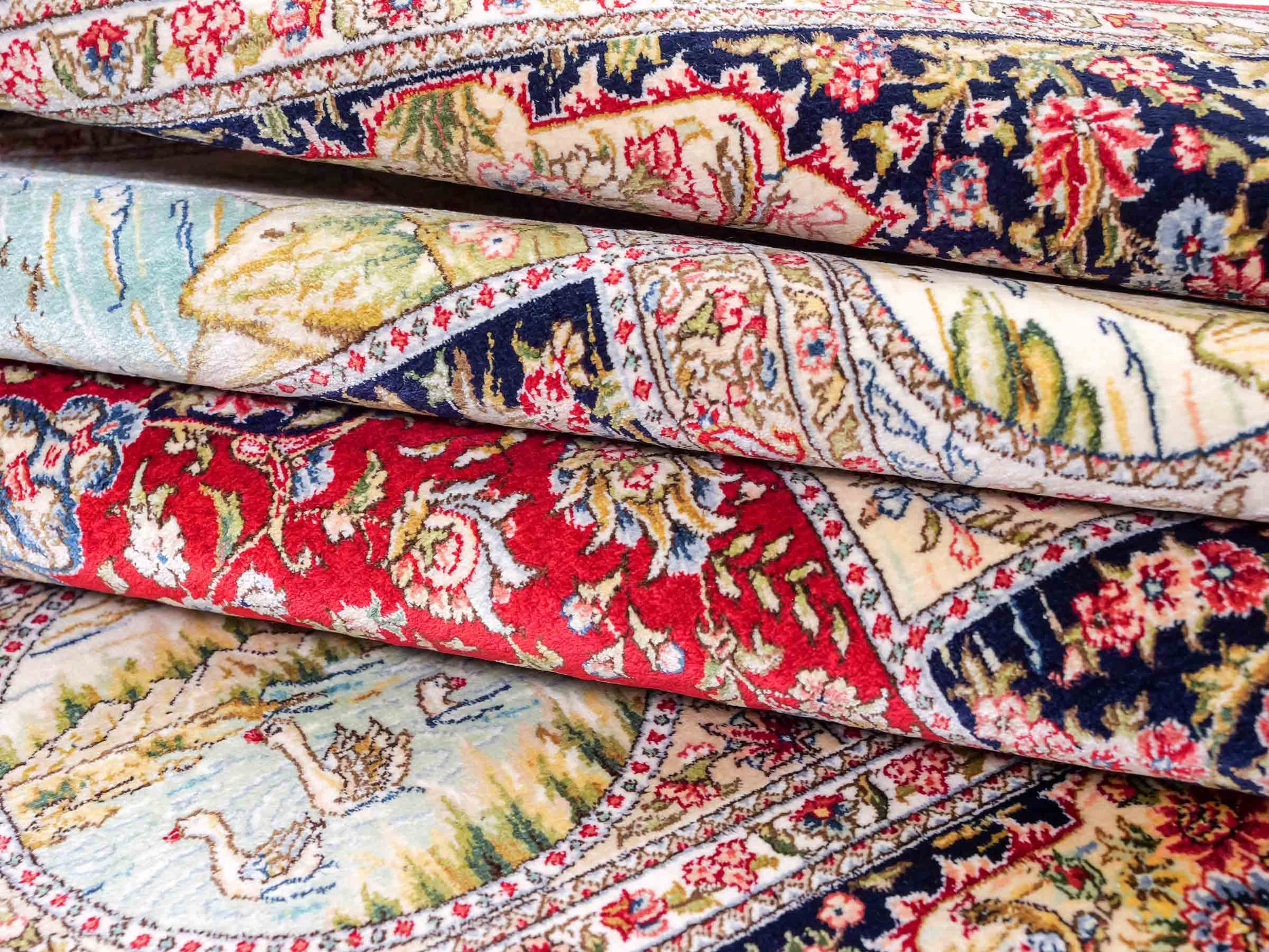 Extrem feiner, handgeknüpfter Khademi Ghom Orientteppich aus Seide, rot, blau, multicolor. 155x93 cm. Vertrieb durch Jupiter Intl.