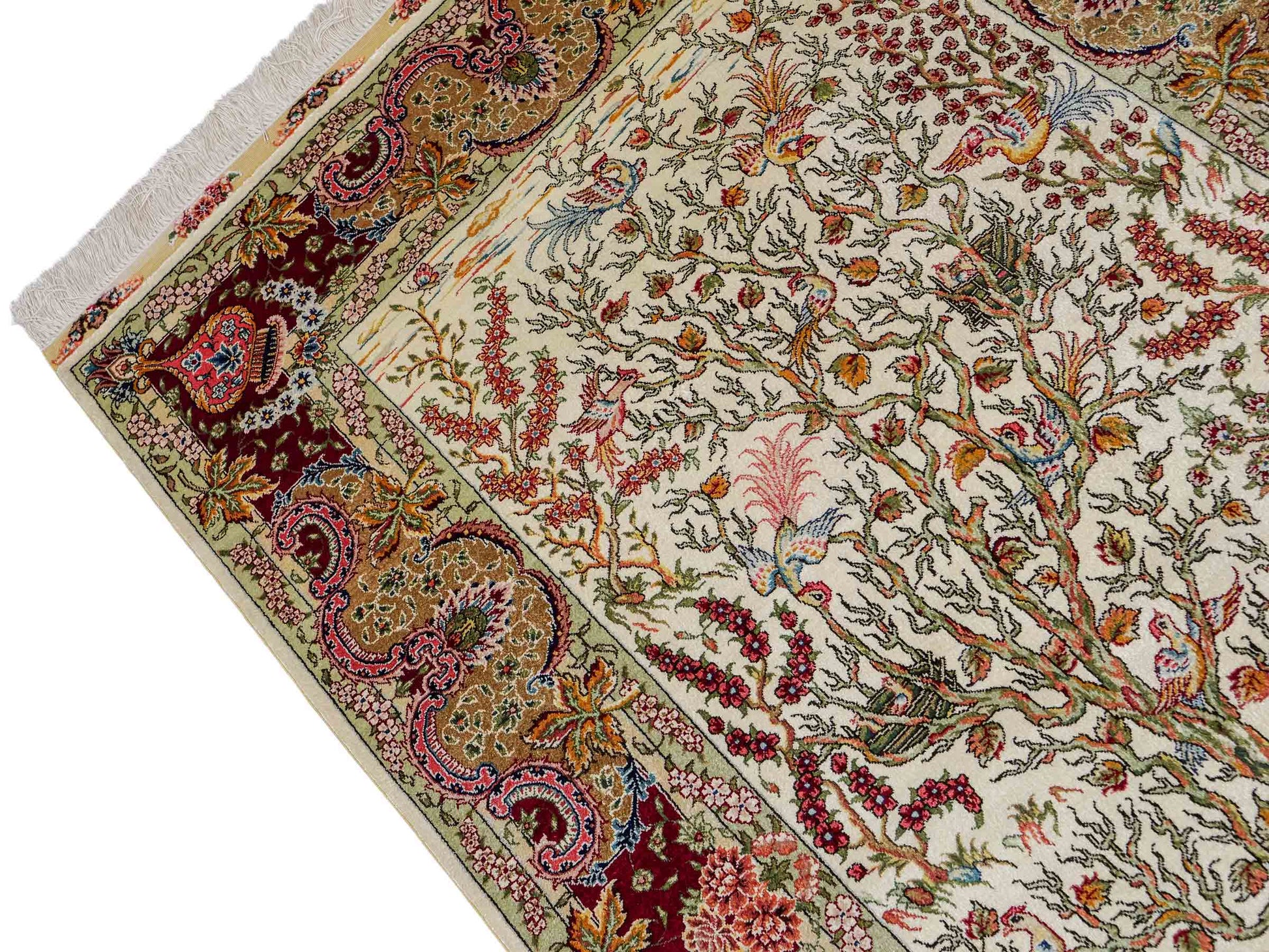 Sehr feiner, handgeknüpfter Khademi Orientteppich mit Ghom Design aus reiner Seide, gold, creme, rot, weiß. 155x94 cm. Vertrieb durch Jupiter Intl.