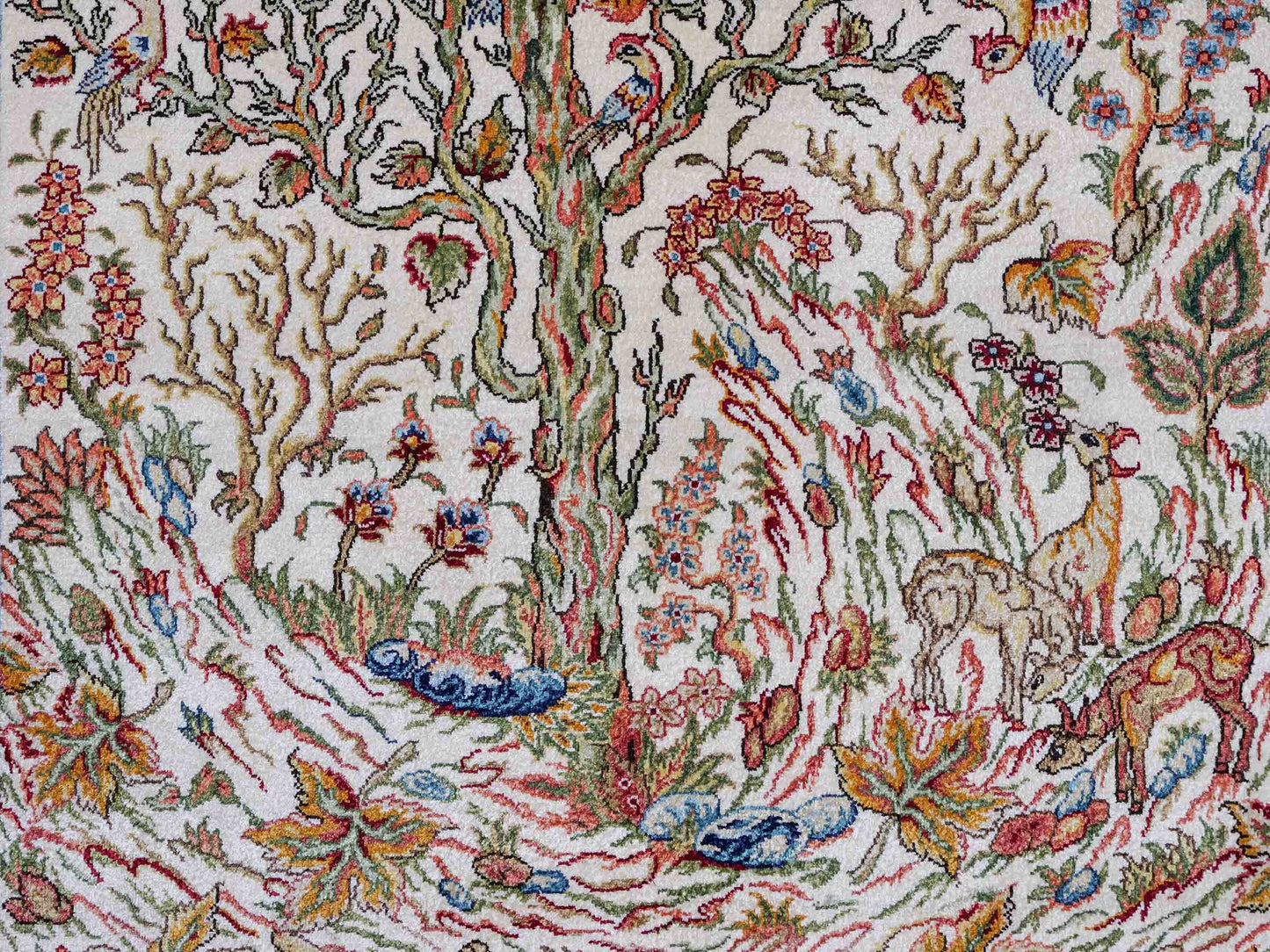 Sehr feiner, handgeknüpfter Khademi Orientteppich mit Ghom Design aus reiner Seide, gold, creme, rot, weiß. 155x94 cm. Vertrieb durch Jupiter Intl.