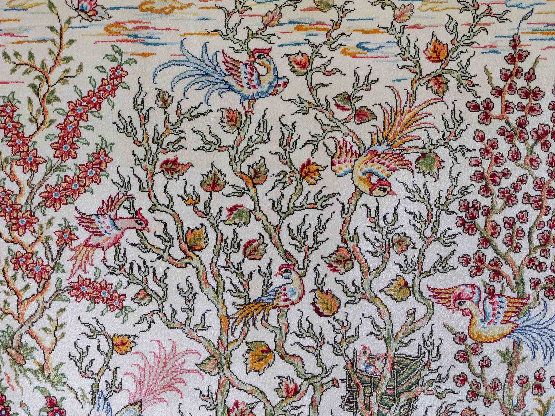 Sehr feiner, handgeknüpfter Khademi Orientteppich mit Ghom Design aus reiner Seide, gold, creme, rot, weiß. 155x94 cm. Vertrieb durch Jupiter Intl.