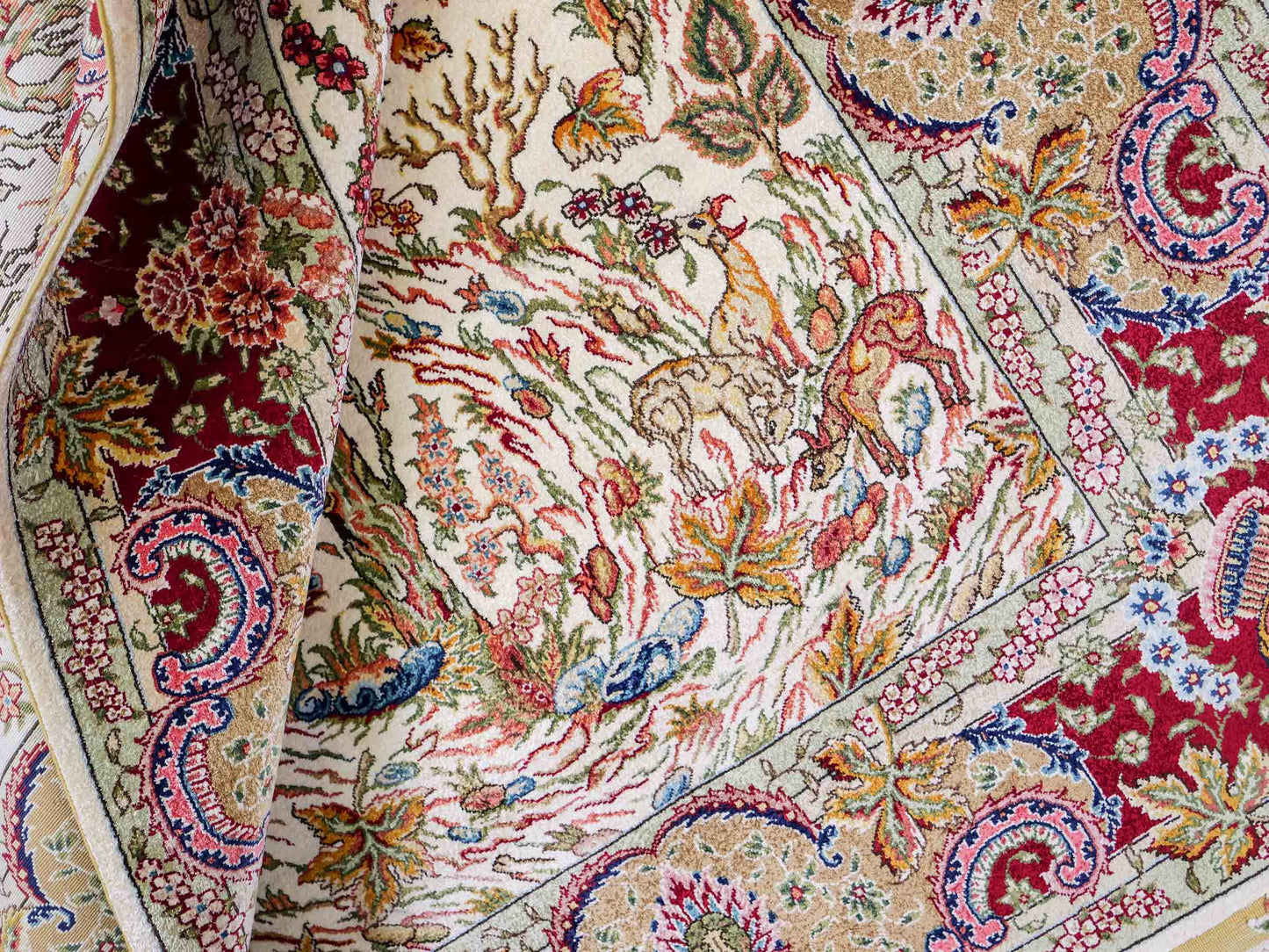 Sehr feiner, handgeknüpfter Khademi Orientteppich mit Ghom Design aus reiner Seide, gold, creme, rot, weiß. 155x94 cm. Vertrieb durch Jupiter Intl.