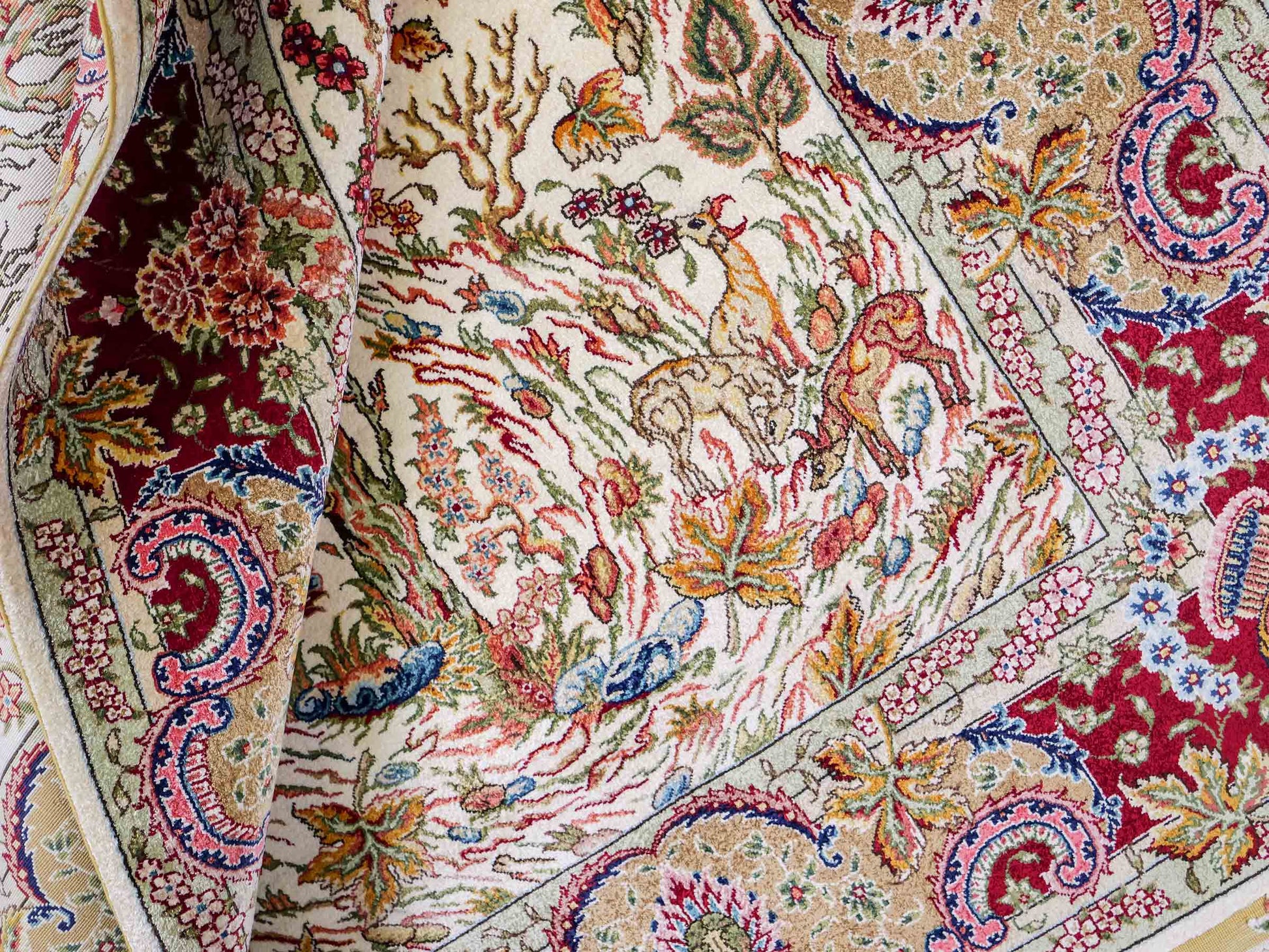 Sehr feiner, handgeknüpfter Khademi Orientteppich mit Ghom Design aus reiner Seide, gold, creme, rot, weiß. 155x94 cm. Vertrieb durch Jupiter Intl.