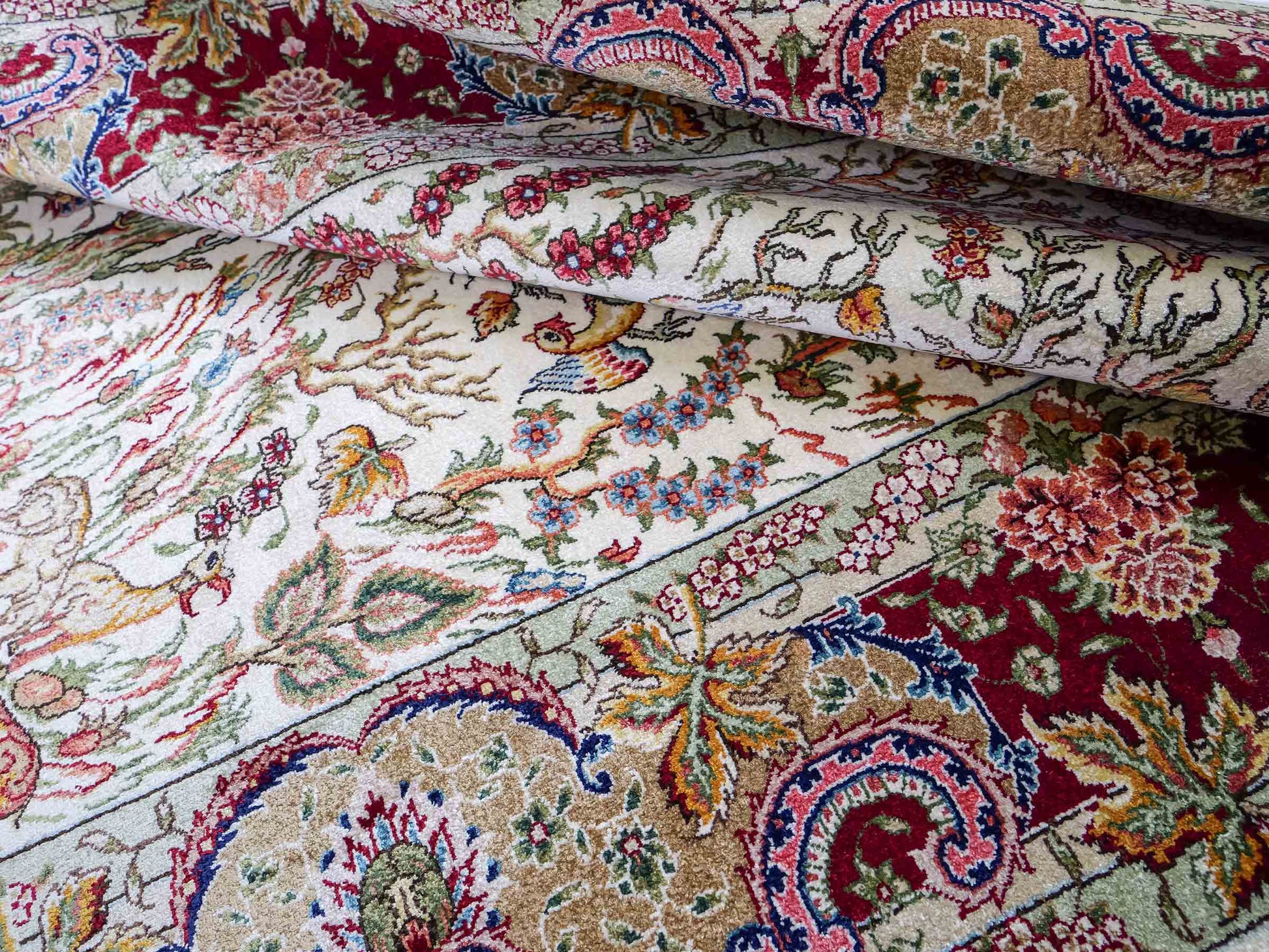 Sehr feiner, handgeknüpfter Khademi Orientteppich mit Ghom Design aus reiner Seide, gold, creme, rot, weiß. 155x94 cm. Vertrieb durch Jupiter Intl.