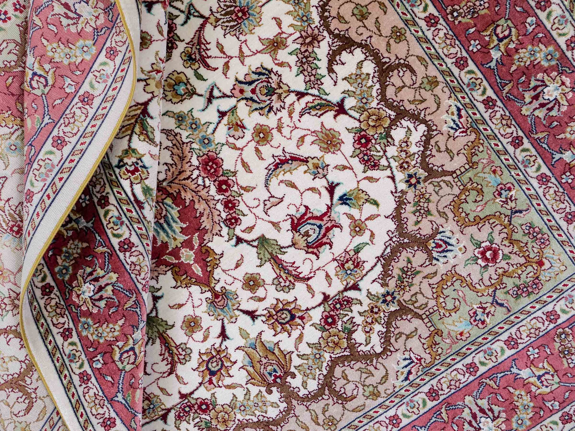 Sehr feiner, handgeknüpfter Khademi Orientteppich mit Ghom Design aus Seide, creme, rosa. 156x94 cm. Vertrieb durch Jupiter Intl.
