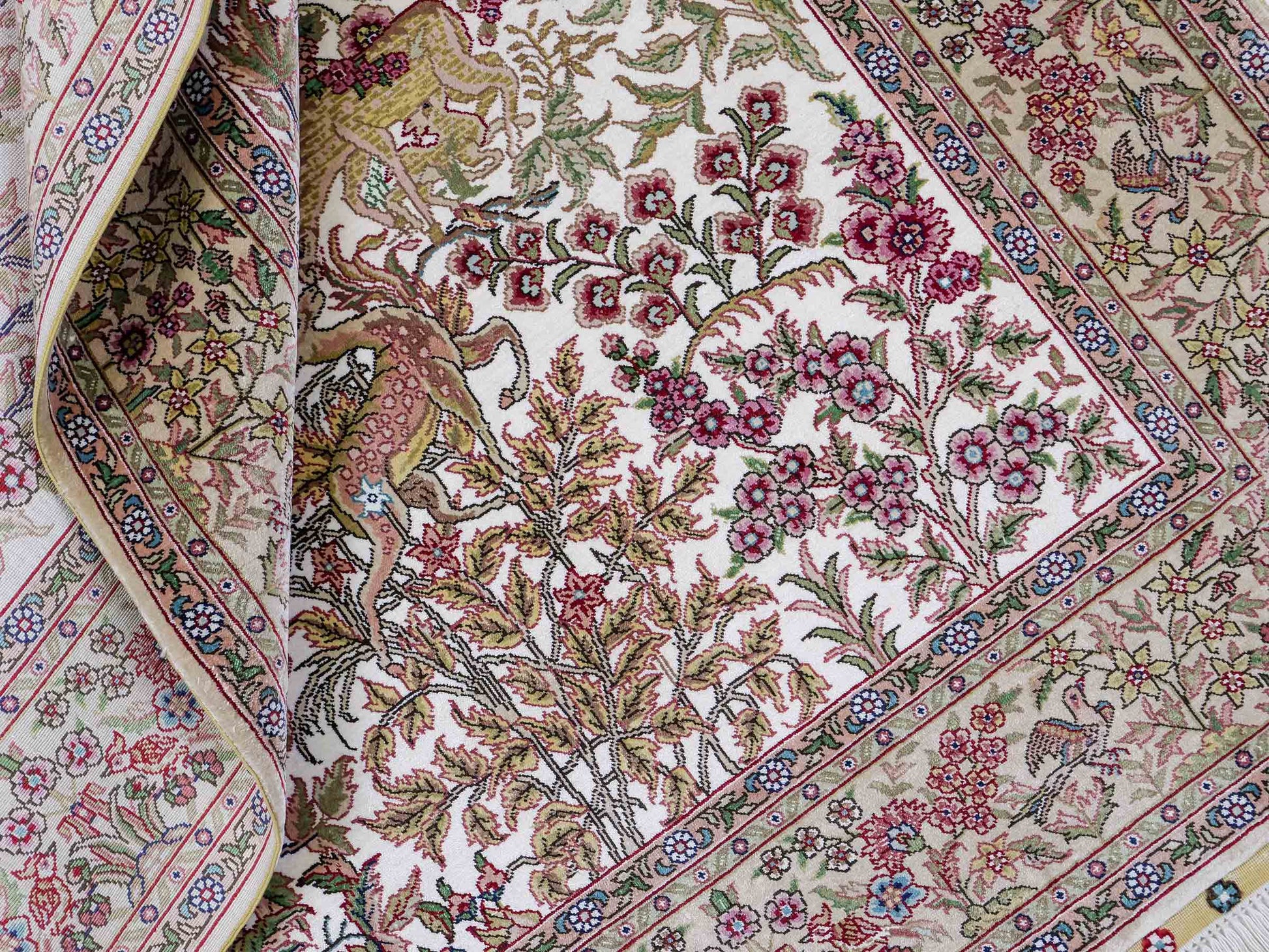 Sehr feiner, handgeknüpfter Khademi Orientteppich mit Ghom Design aus reiner Seide, creme, weiß, beige. 156x94 cm. Vertrieb durch Jupiter Intl.