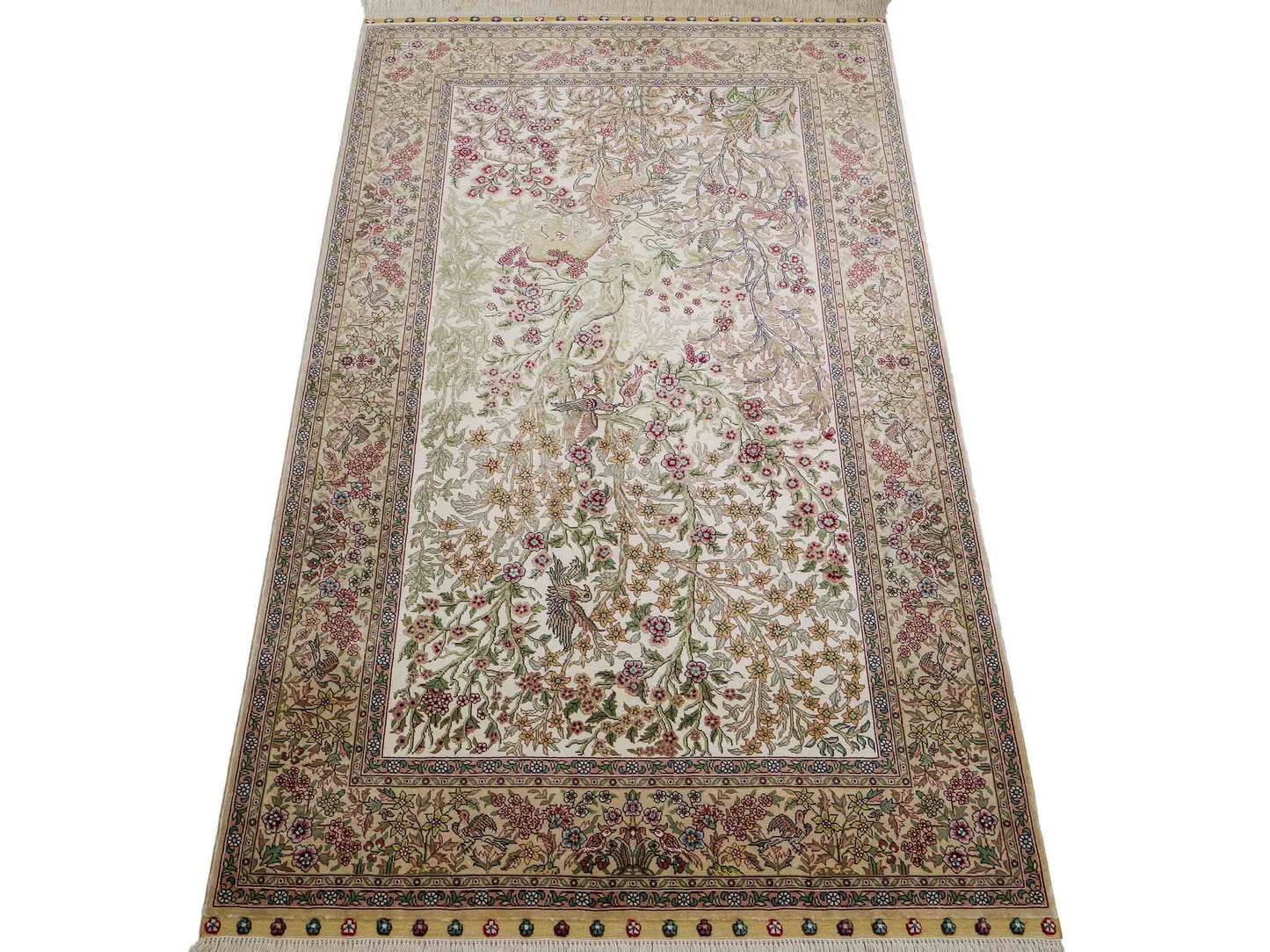 Sehr feiner, handgeknüpfter Khademi Orientteppich mit Ghom Design aus reiner Seide, creme, weiß, beige. 156x94 cm. Vertrieb durch Jupiter Intl.