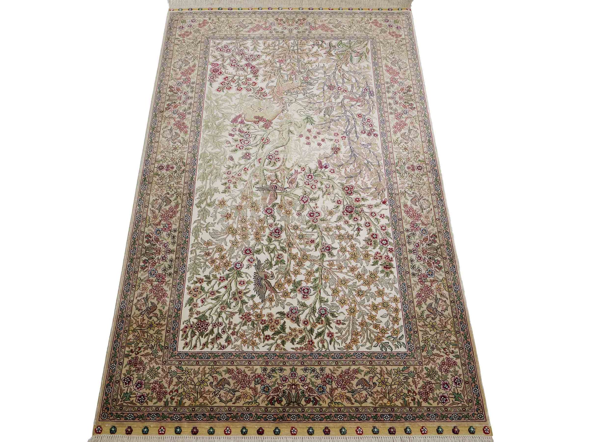Sehr feiner, handgeknüpfter Khademi Orientteppich mit Ghom Design aus reiner Seide, creme, weiß, beige. 156x94 cm. Vertrieb durch Jupiter Intl.