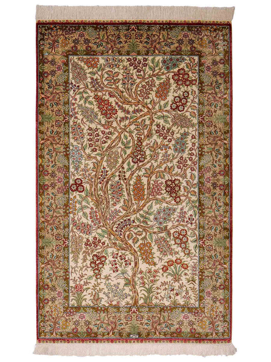 Sehr feiner, handgeknüpfter Khademi Orientteppich mit Ghom Design aus Seide, creme, beige, braun. 156x95 cm. Vertrieb durch Jupiter Intl.