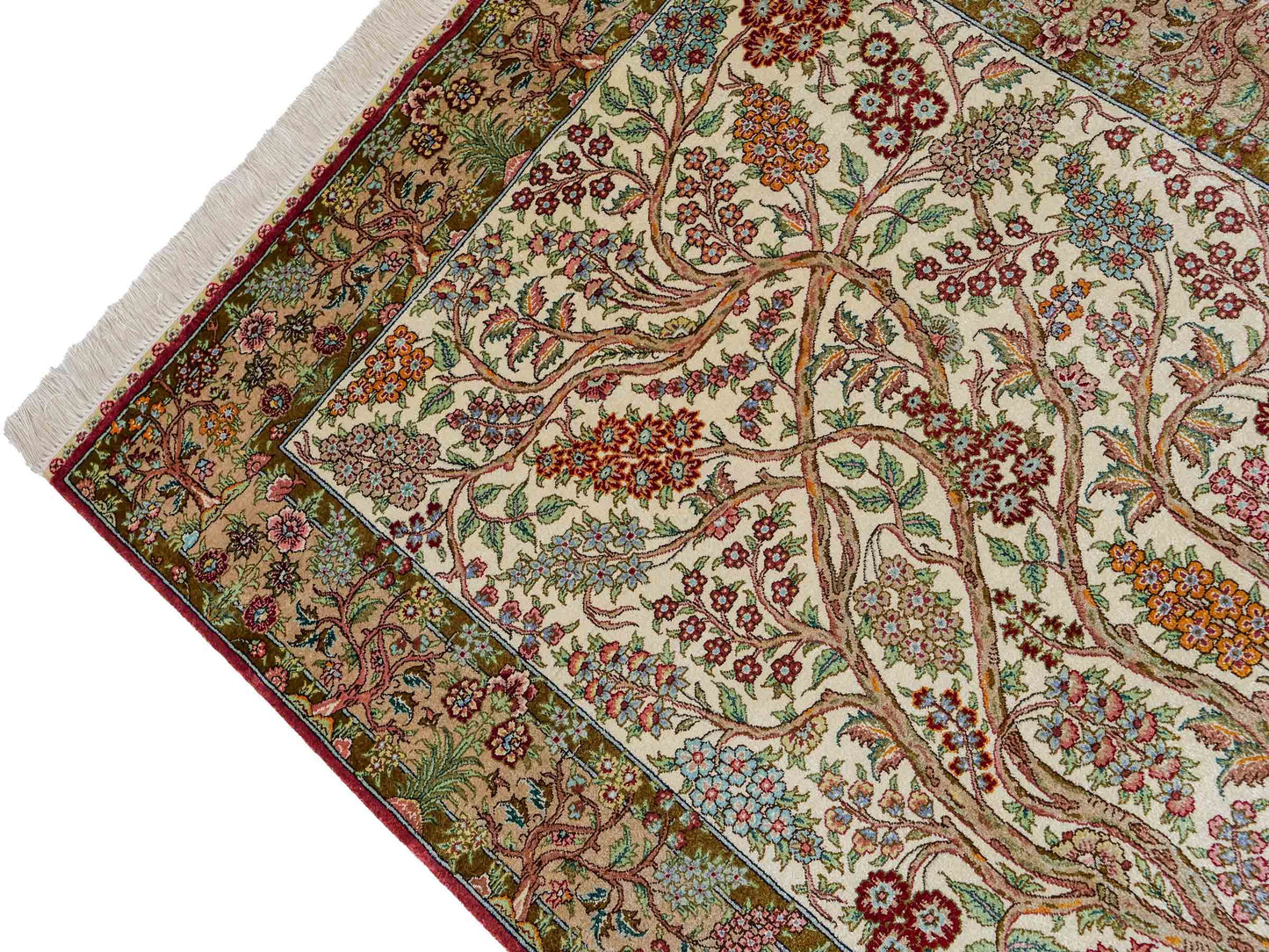 Sehr feiner, handgeknüpfter Khademi Orientteppich mit Ghom Design aus Seide, creme, beige, braun. 156x95 cm. Vertrieb durch Jupiter Intl.