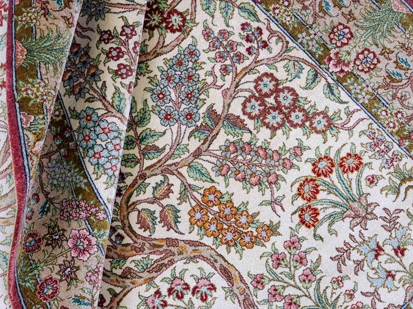 Sehr feiner, handgeknüpfter Khademi Orientteppich mit Ghom Design aus Seide, creme, beige, braun. 156x95 cm. Vertrieb durch Jupiter Intl.