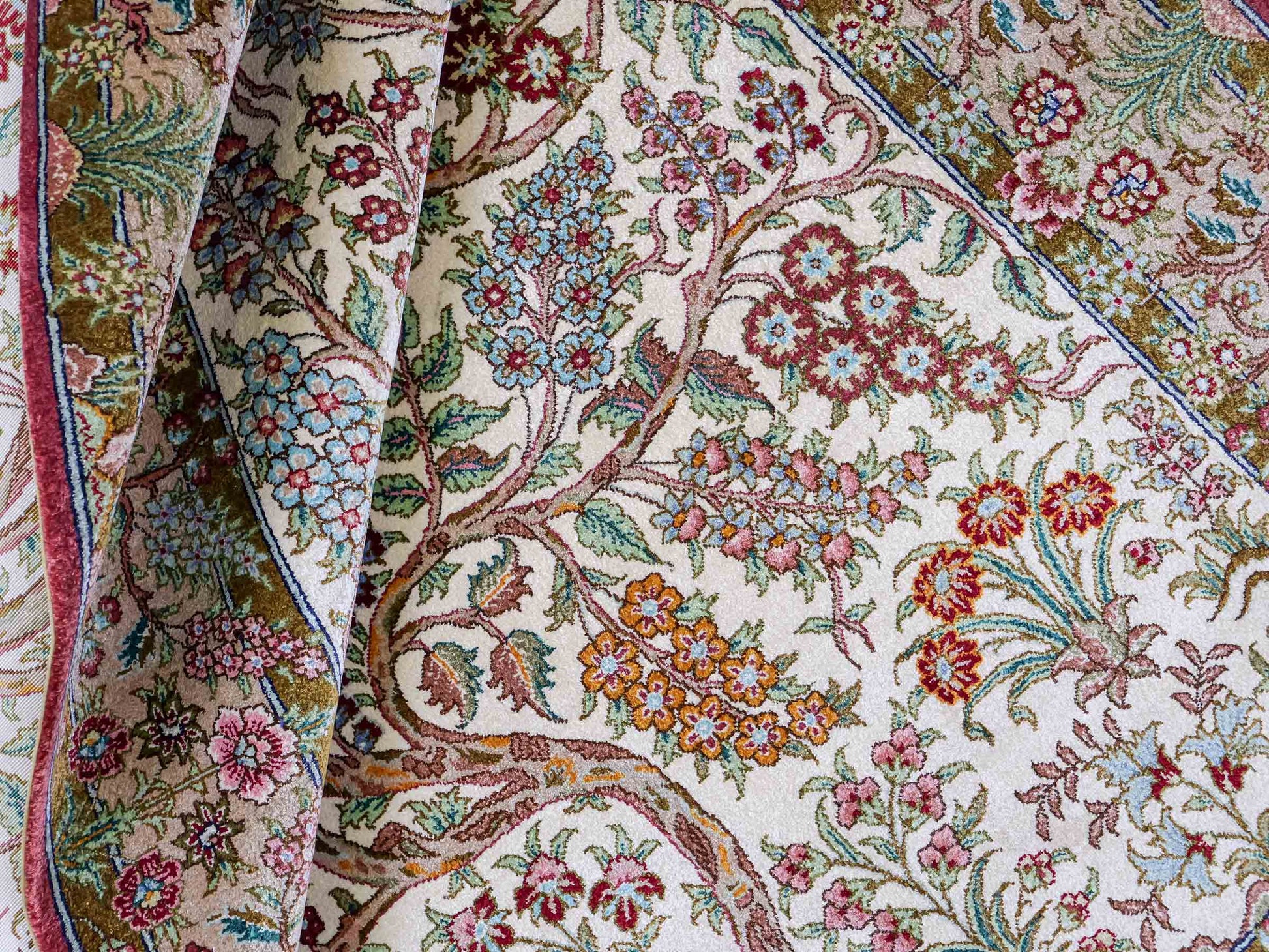 Sehr feiner, handgeknüpfter Khademi Orientteppich mit Ghom Design aus Seide, creme, beige, braun. 156x95 cm. Vertrieb durch Jupiter Intl.