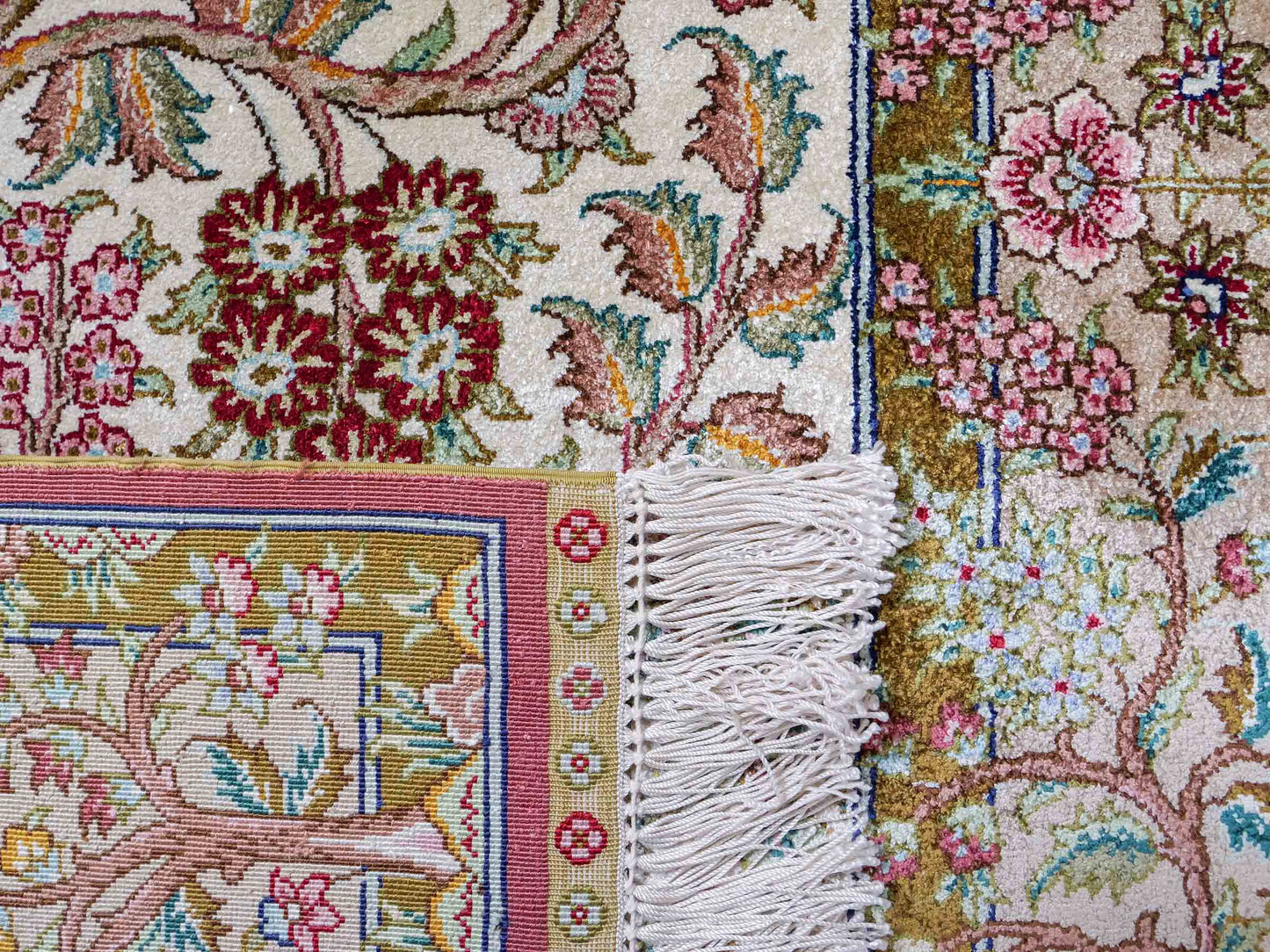 Sehr feiner, handgeknüpfter Khademi Orientteppich mit Ghom Design aus Seide, creme, beige, braun. 156x95 cm. Vertrieb durch Jupiter Intl.